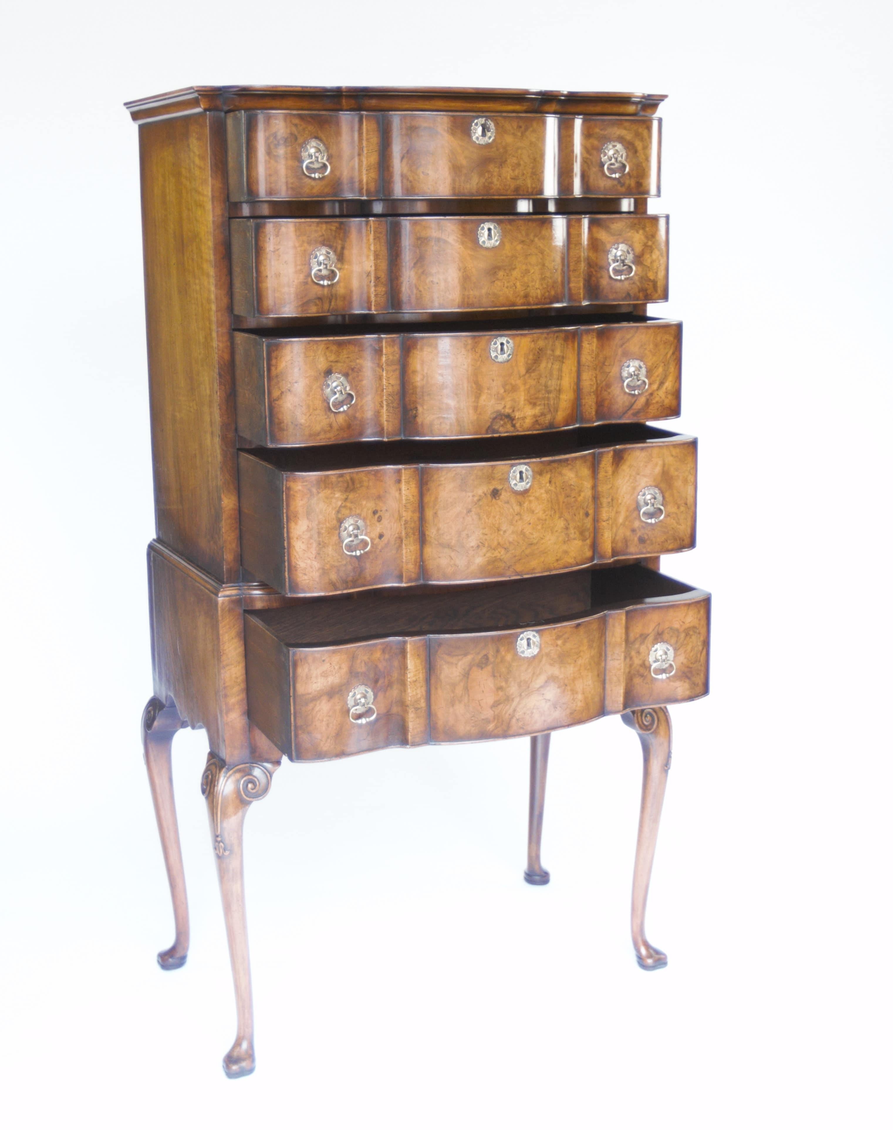 Raffinata cassapanca in noce Queen Anne Revival con piedistallo del 1920 circa
Piano con bordo sagomato in noce, 
Cassettiera a 4 cassetti, appoggiata su una base a un cassetto.
 con la chiave  
Oak Cassetti rivestiti, 
Maniglie a goccia in ottone