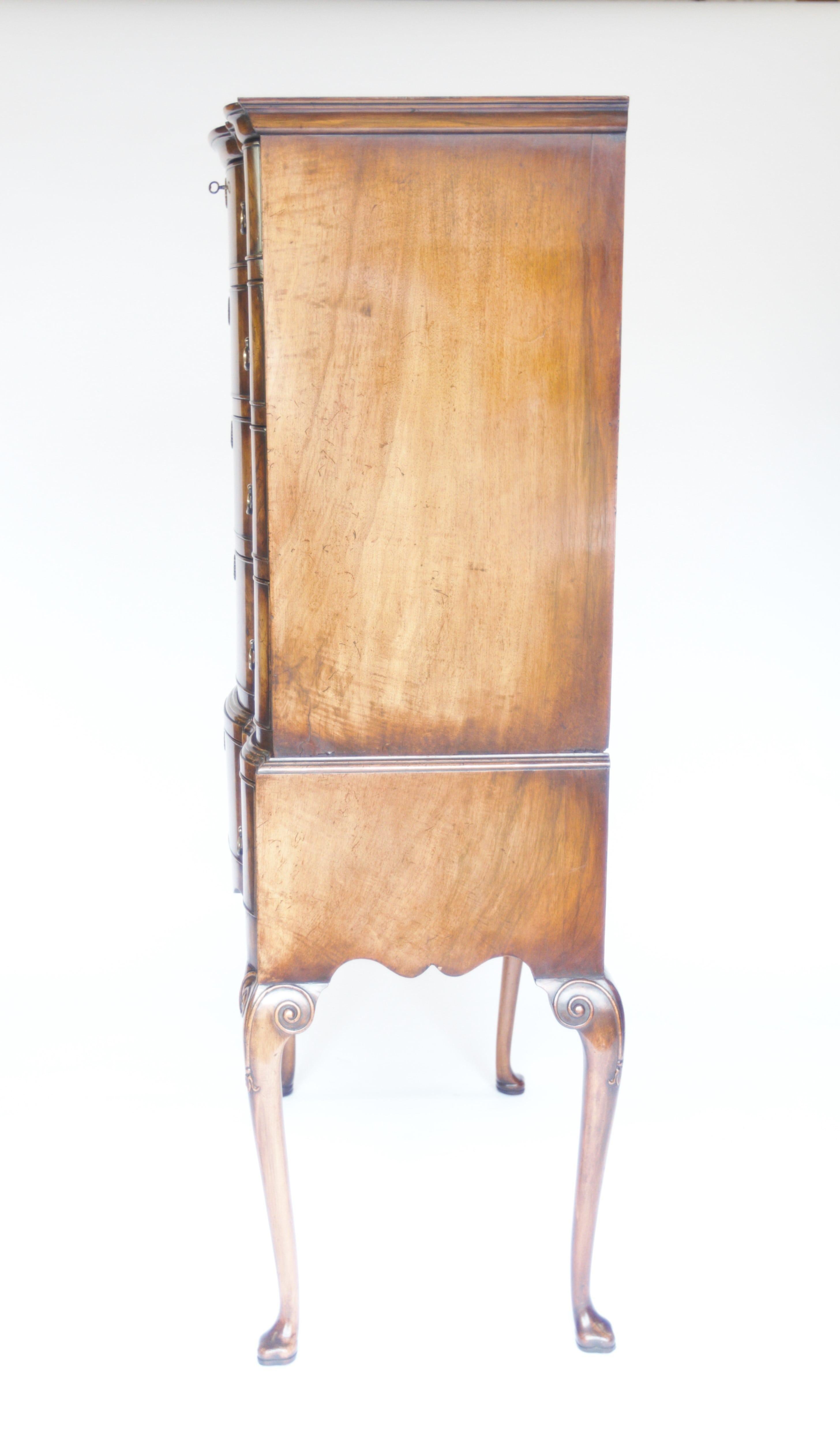 Lucidato Cassapanca in noce Queen Anne Revival su piedistallo del 1920 circa in vendita