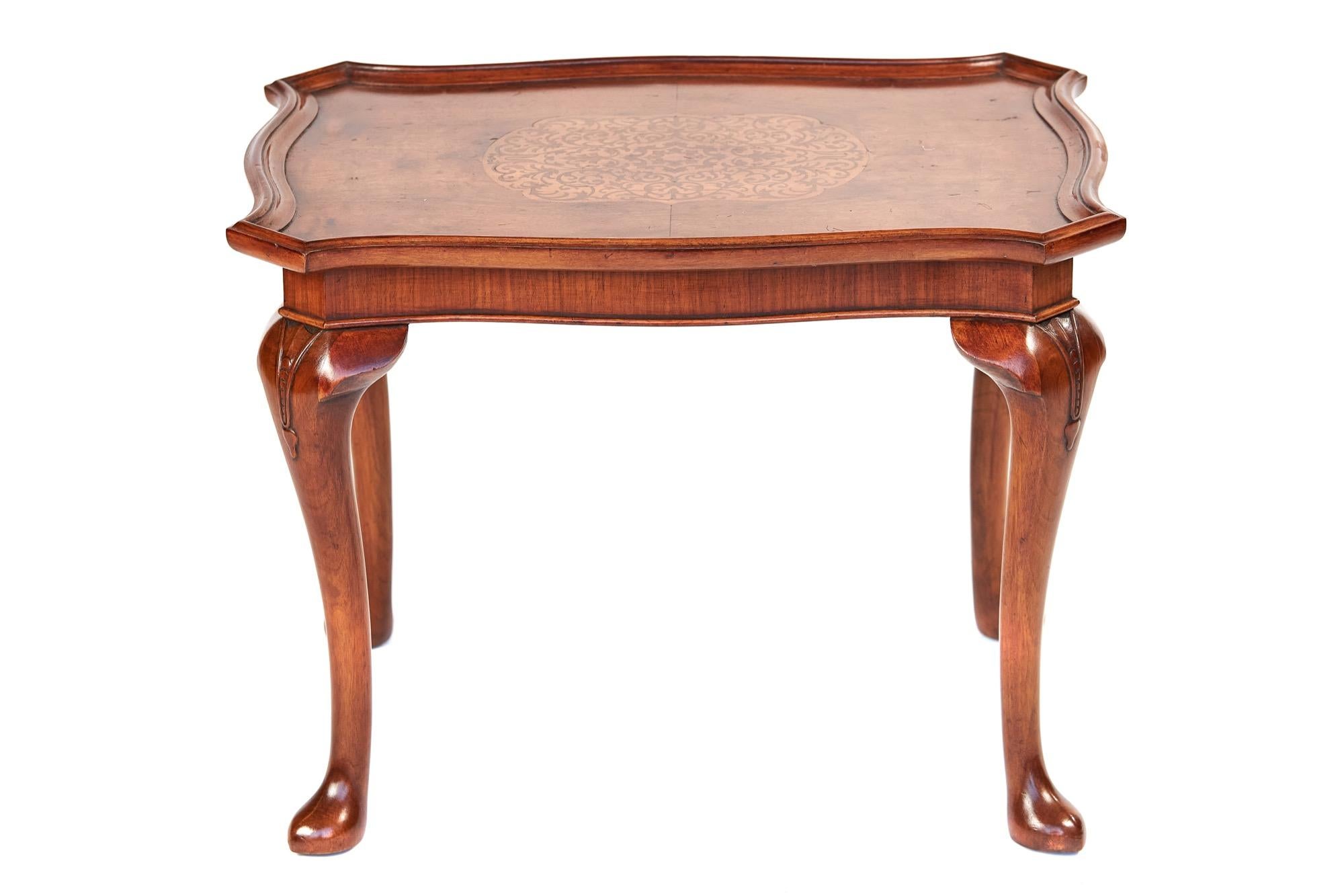 Britannique Table basse en noyer Queen Anne Revive en vente