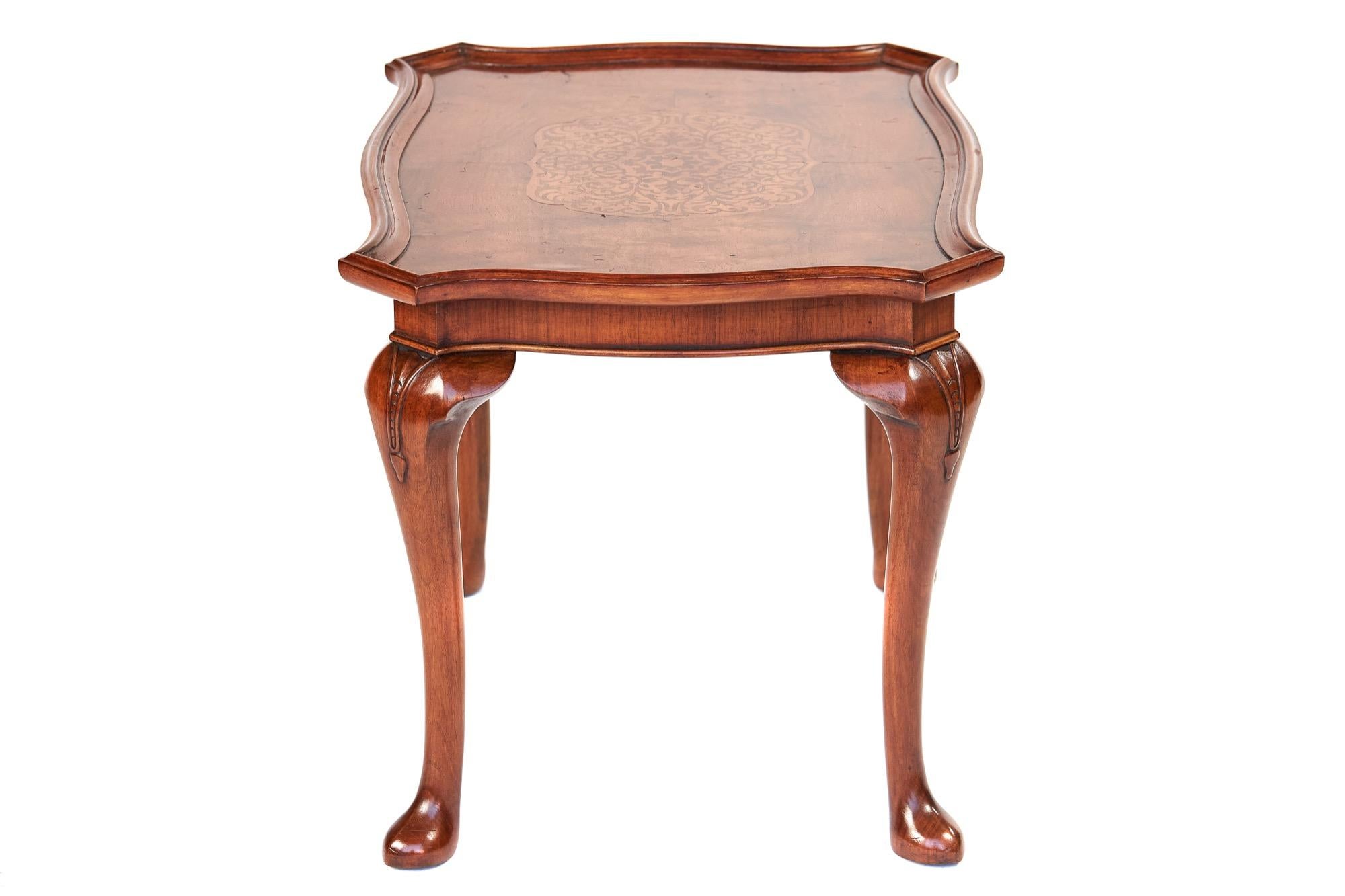 Poli Table basse en noyer Queen Anne Revive en vente