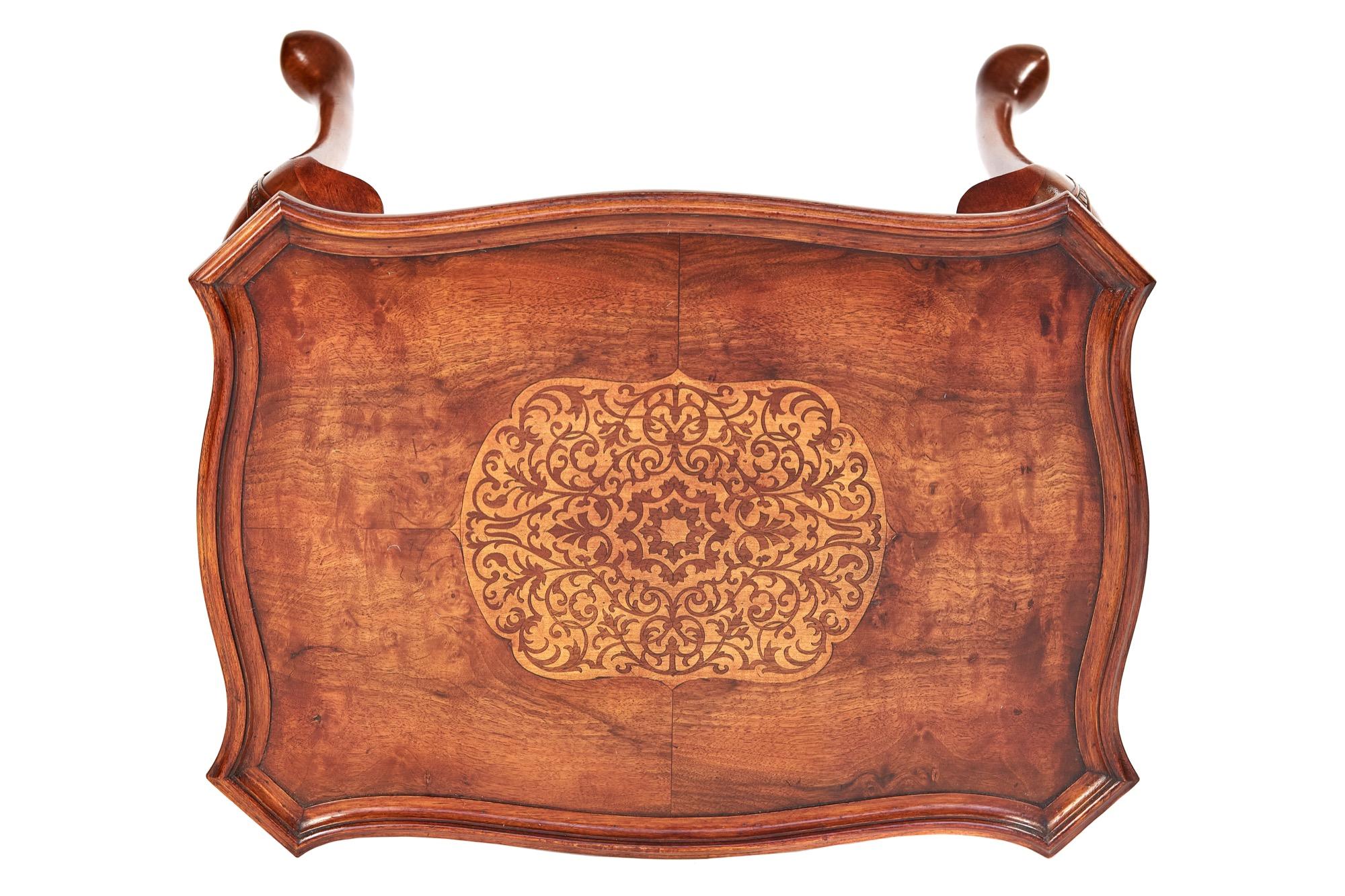 20ième siècle Table basse en noyer Queen Anne Revive en vente