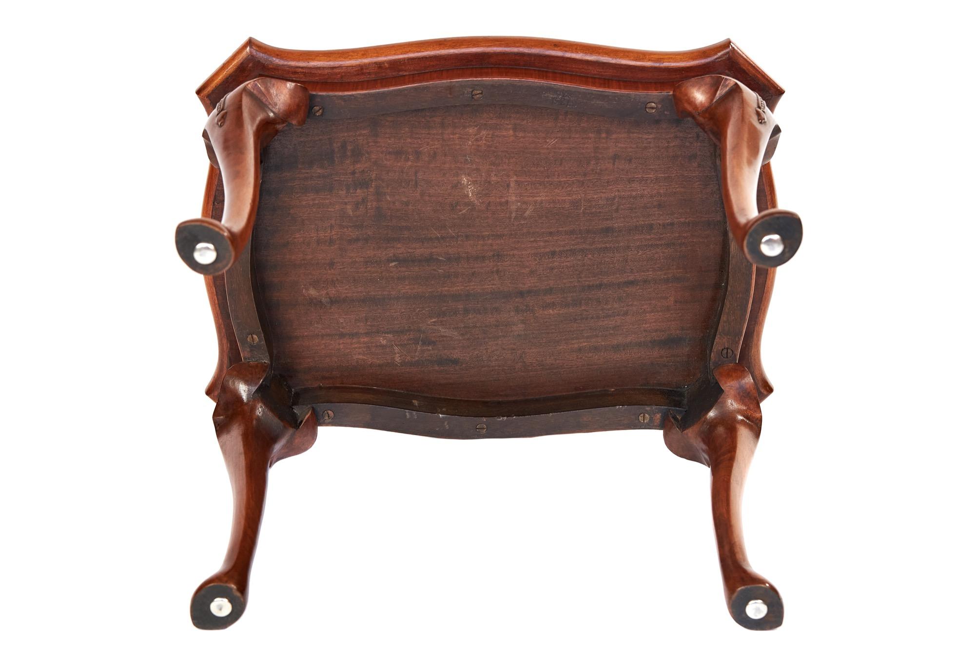 Noyer Table basse en noyer Queen Anne Revive en vente