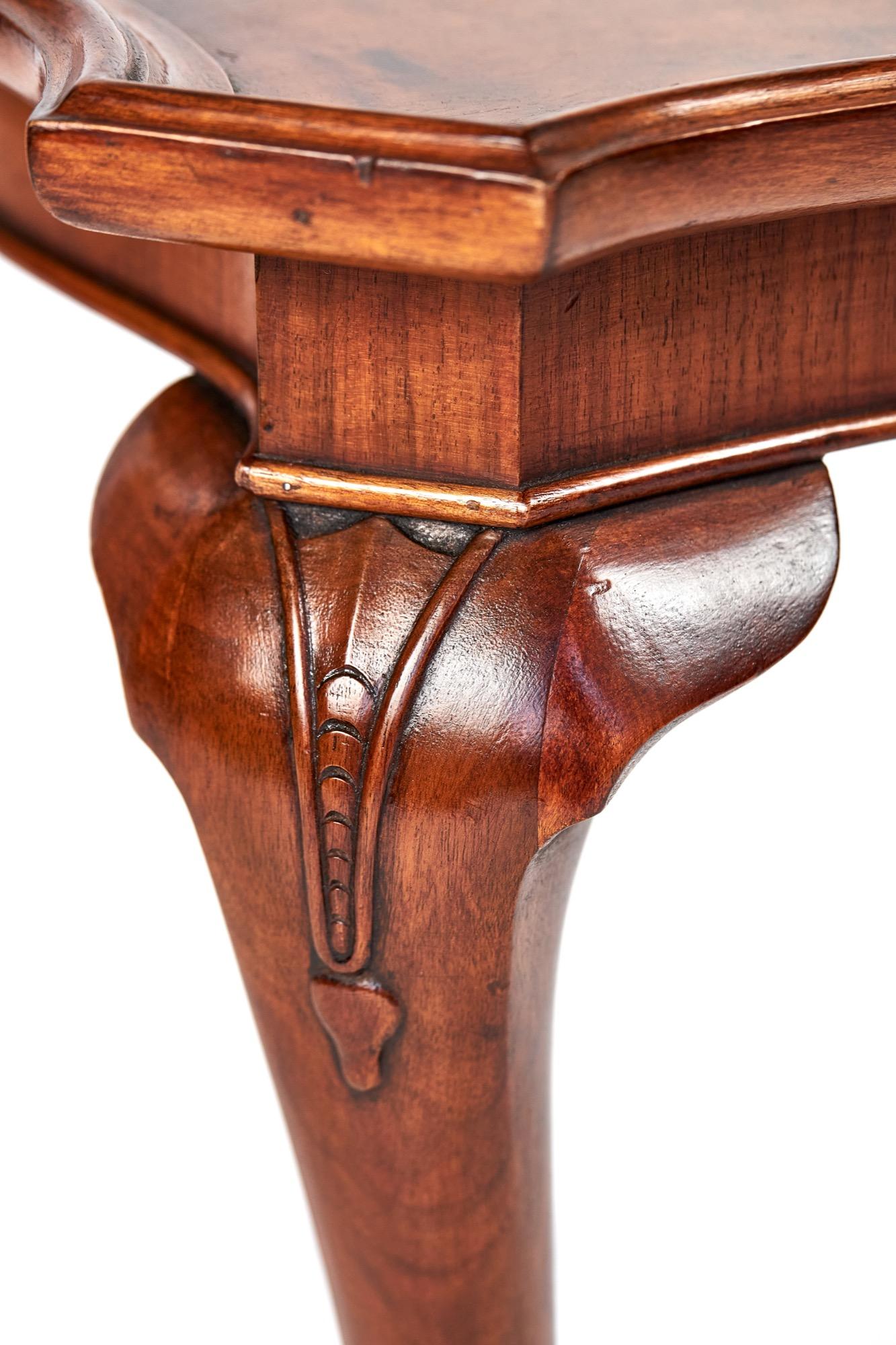 Table basse en noyer Queen Anne Revive en vente 1