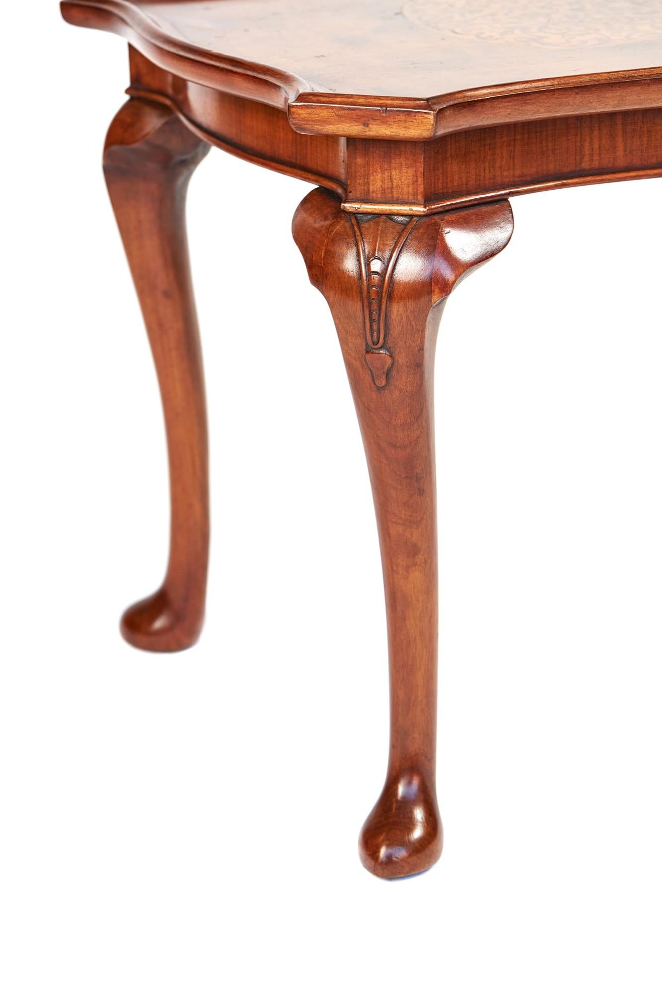 Table basse en noyer Queen Anne Revive en vente 2