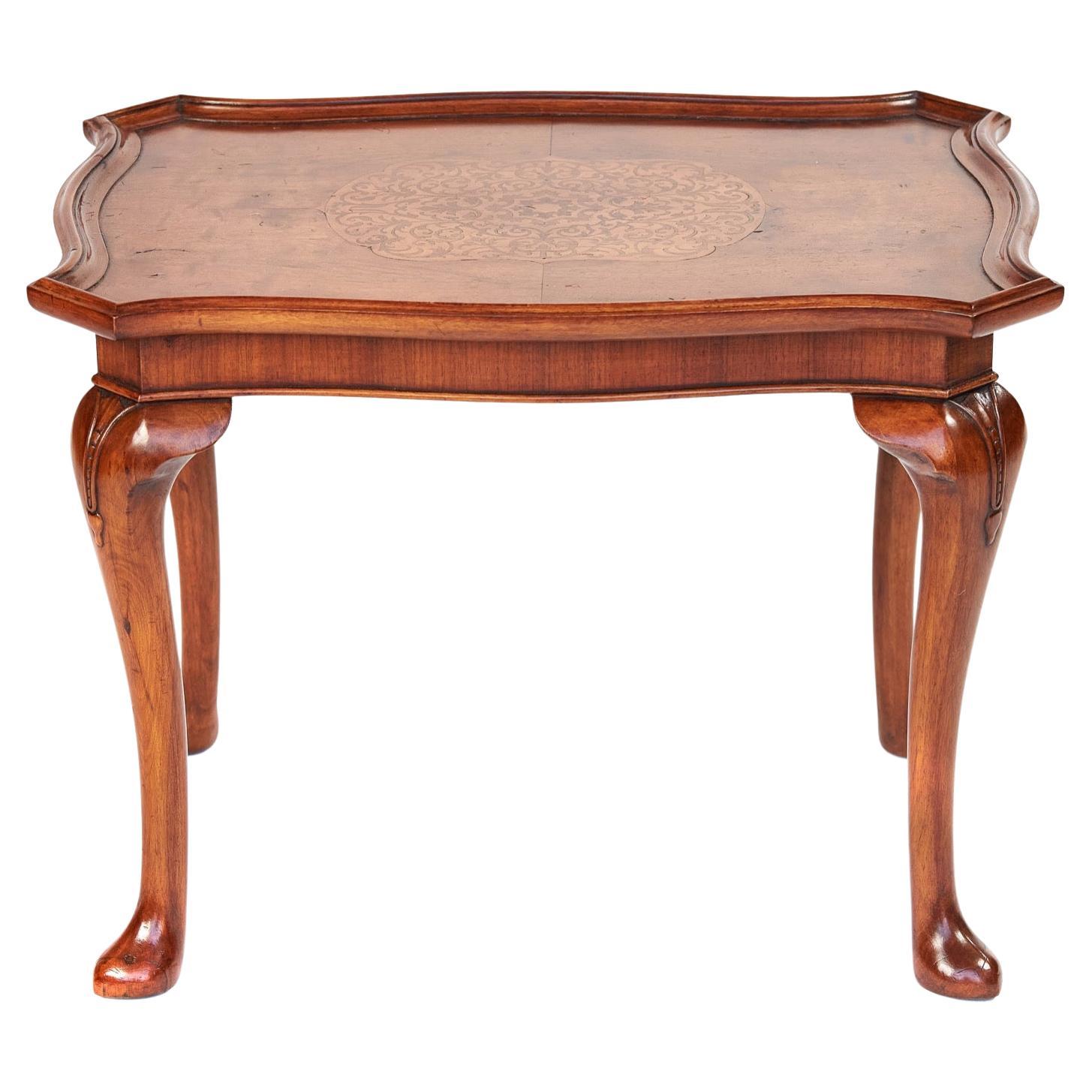 Queen Anne Revival Couchtisch aus Nussbaum