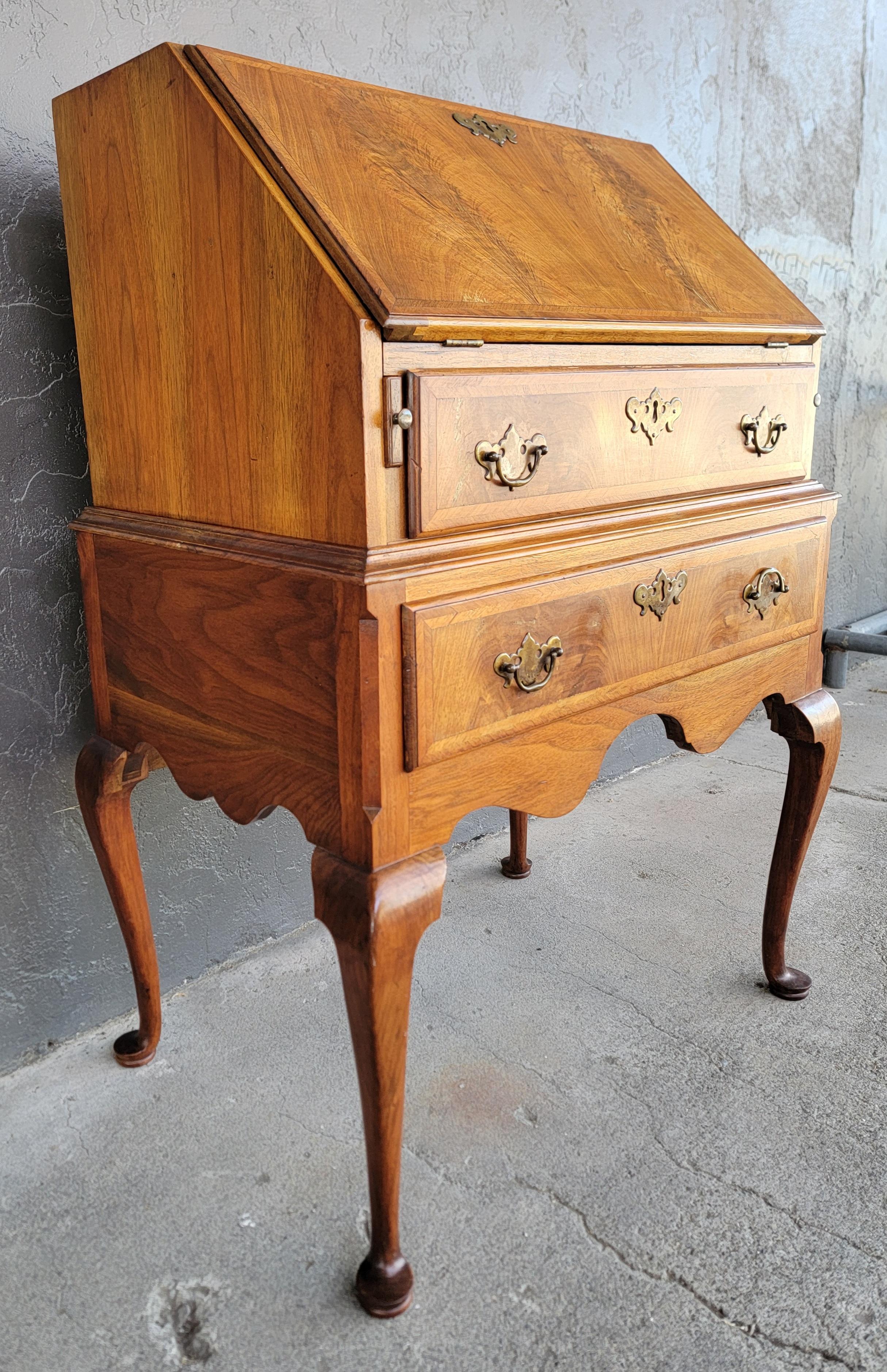 Scrivania Queen Anne del XIX secolo realizzata in mogano massiccio con dettagli in mogano a fiamma. Interno attrezzato con buca per piccioni e cassetti. La finitura e la patina sono molto brillanti. Un bellissimo charme da 
