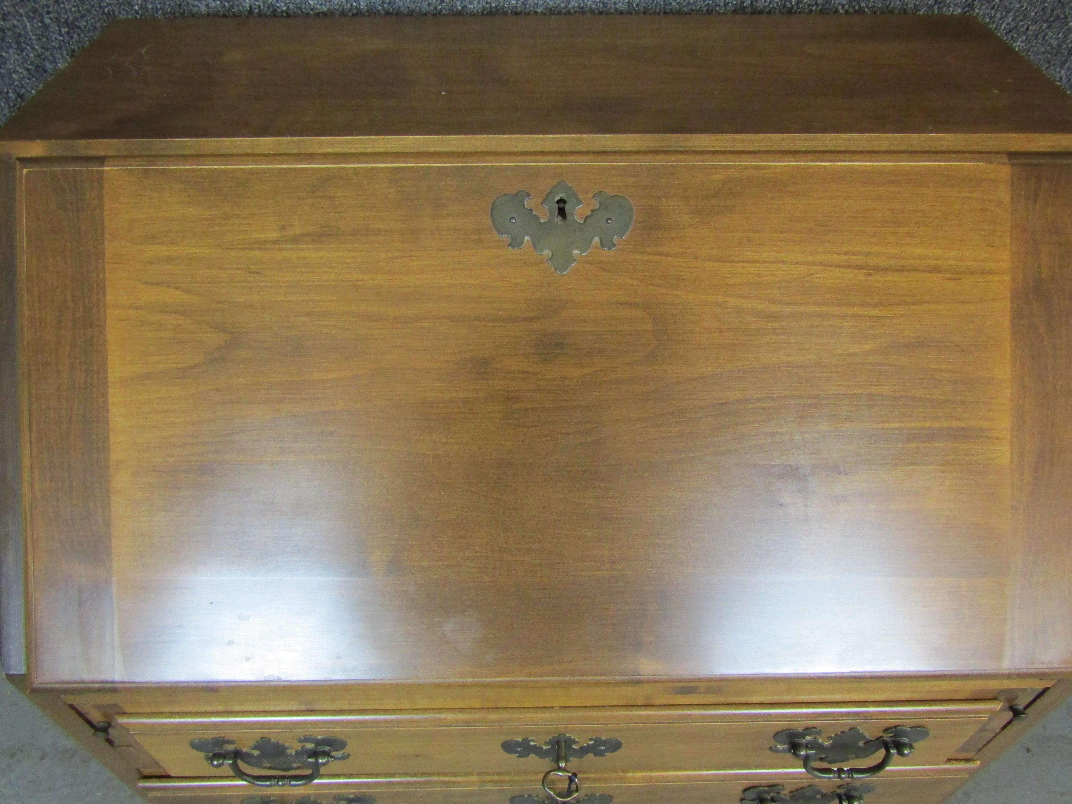 Queen Anne Secretary Desk In Good Condition For Sale In Brooklyn, NY