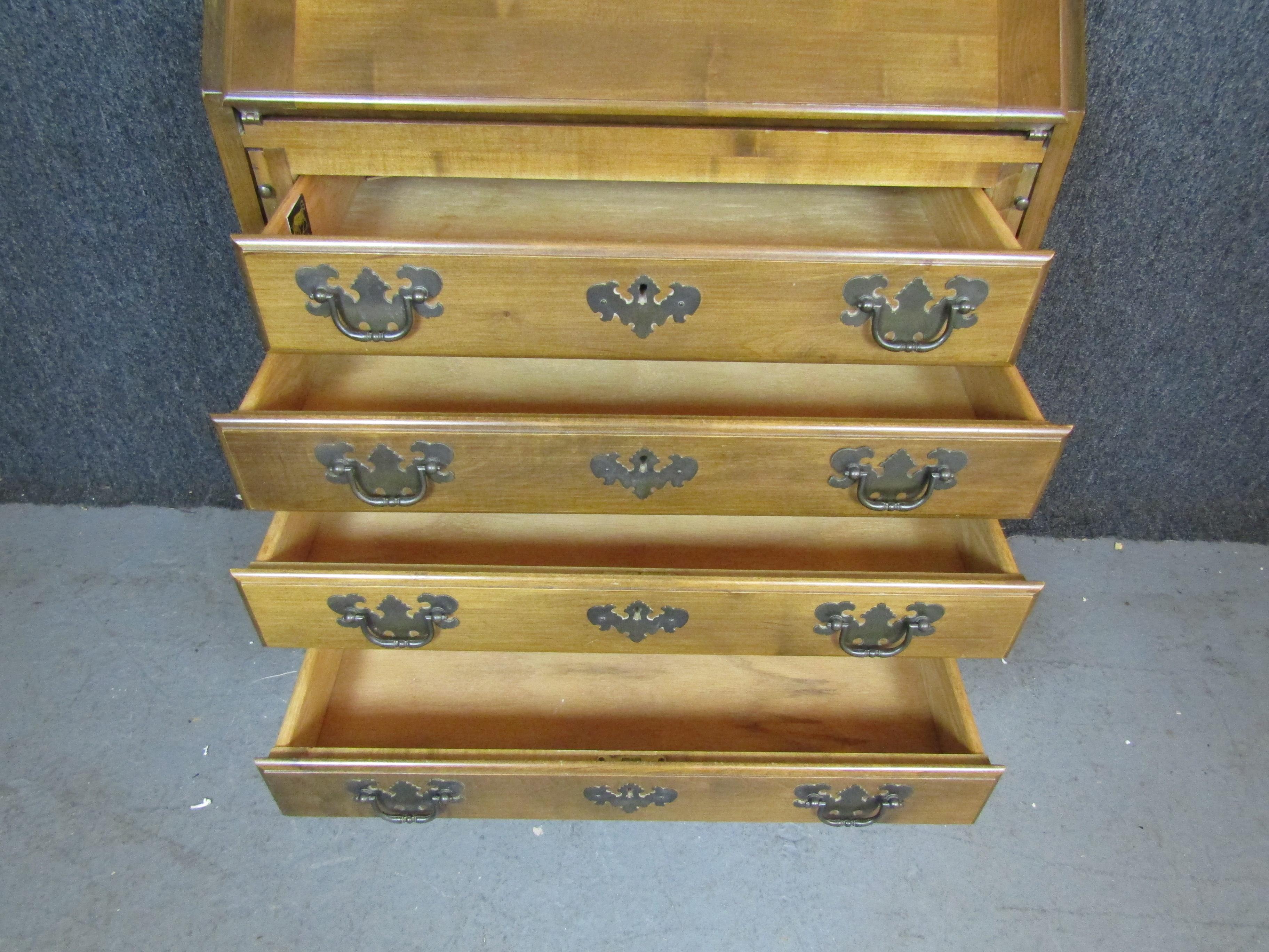 Ottone Scrivania Queen Anne in vendita