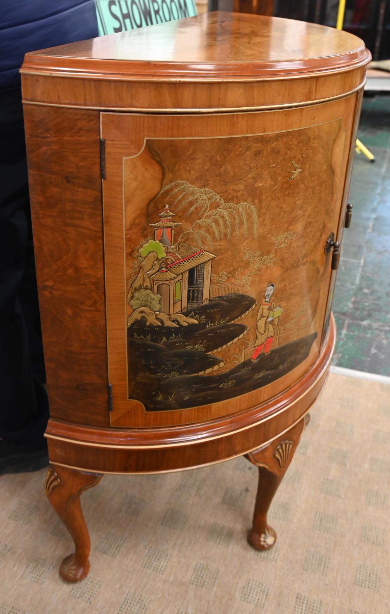 Regina Anna Mobile laterale Queen Anne Cassapanca in noce Chinoiserie Northampton Co. in vendita