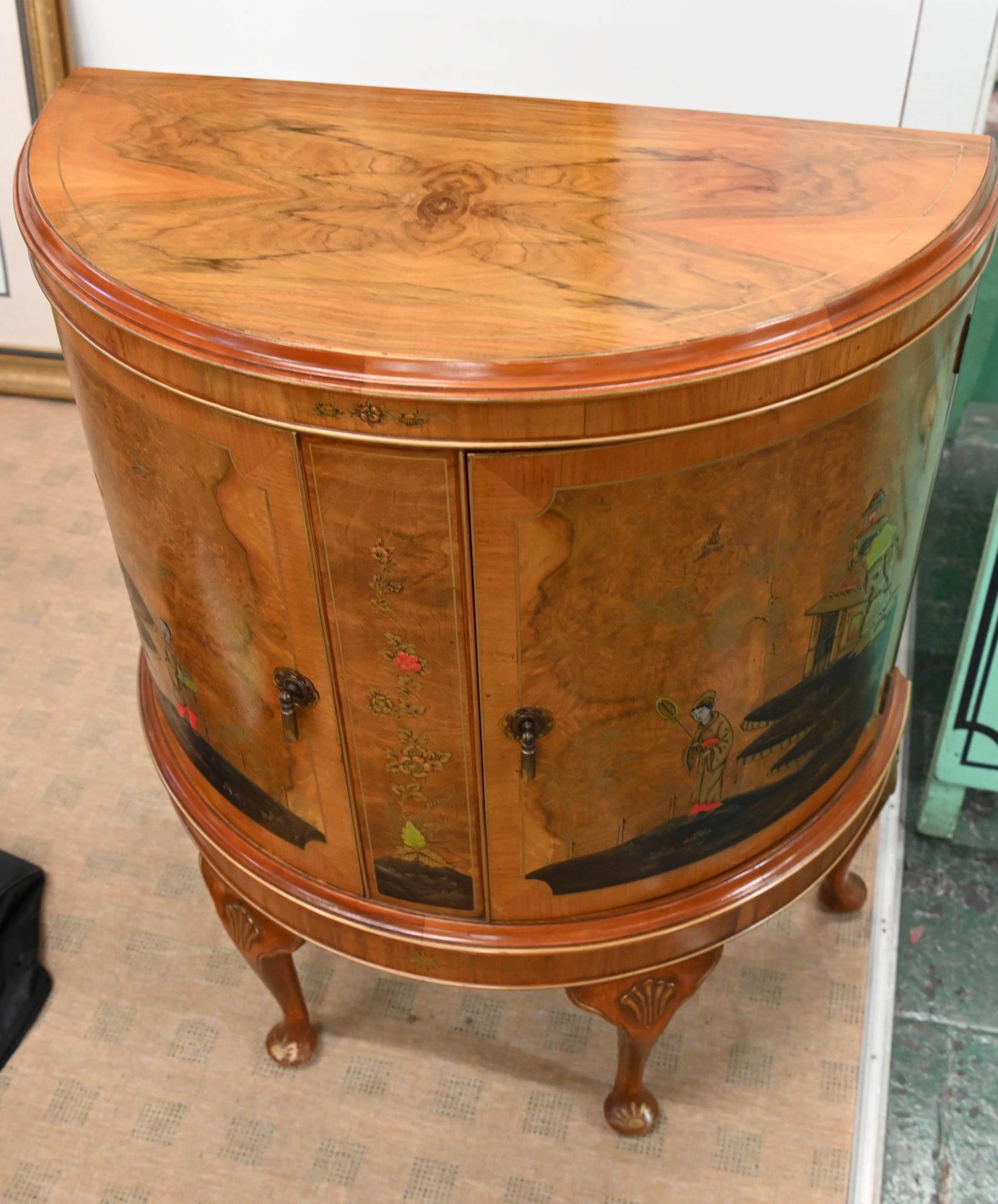 Mobile laterale Queen Anne Cassapanca in noce Chinoiserie Northampton Co. In condizioni buone in vendita a Potters Bar, GB