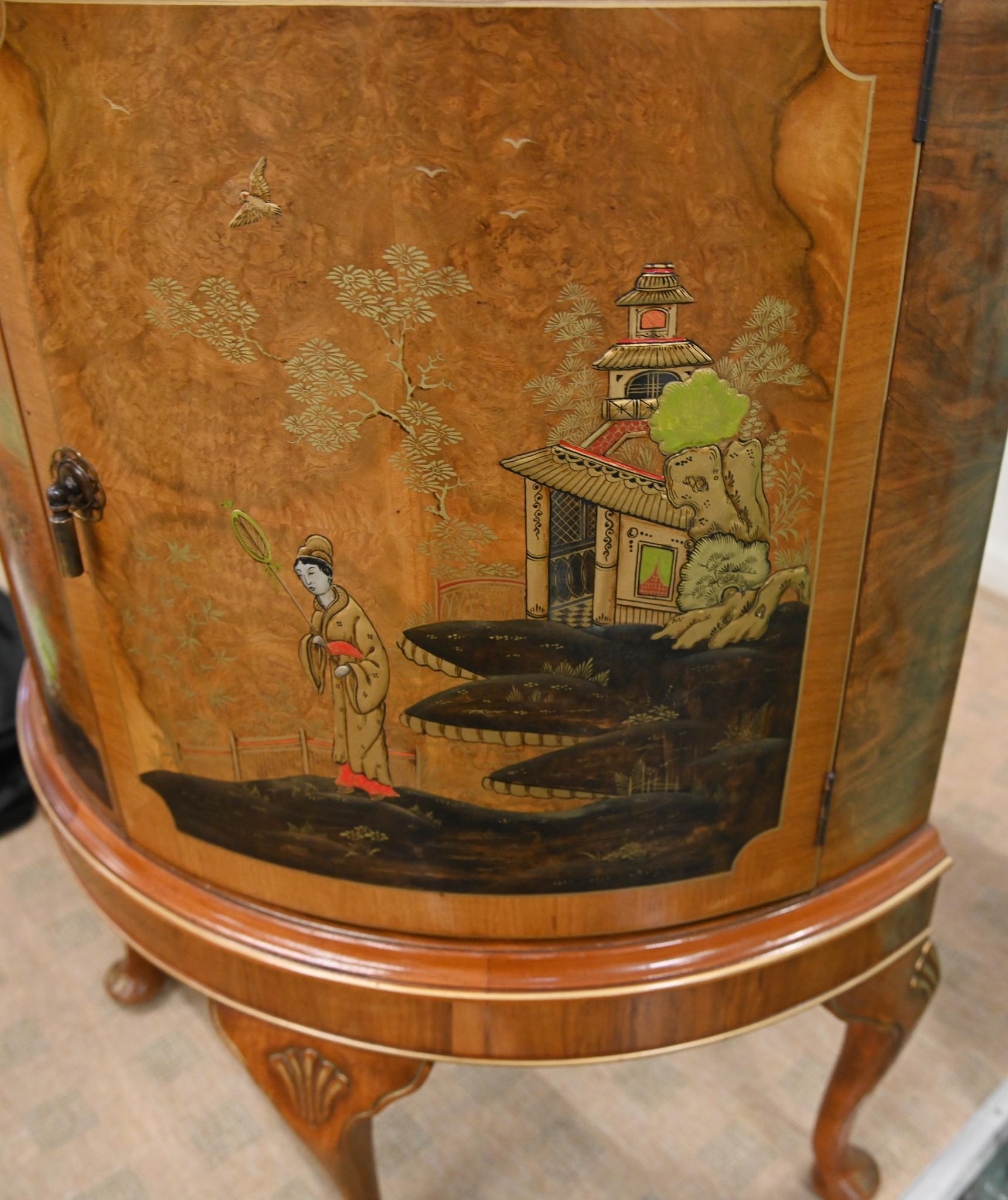 Inizio XX secolo Mobile laterale Queen Anne Cassapanca in noce Chinoiserie Northampton Co. in vendita