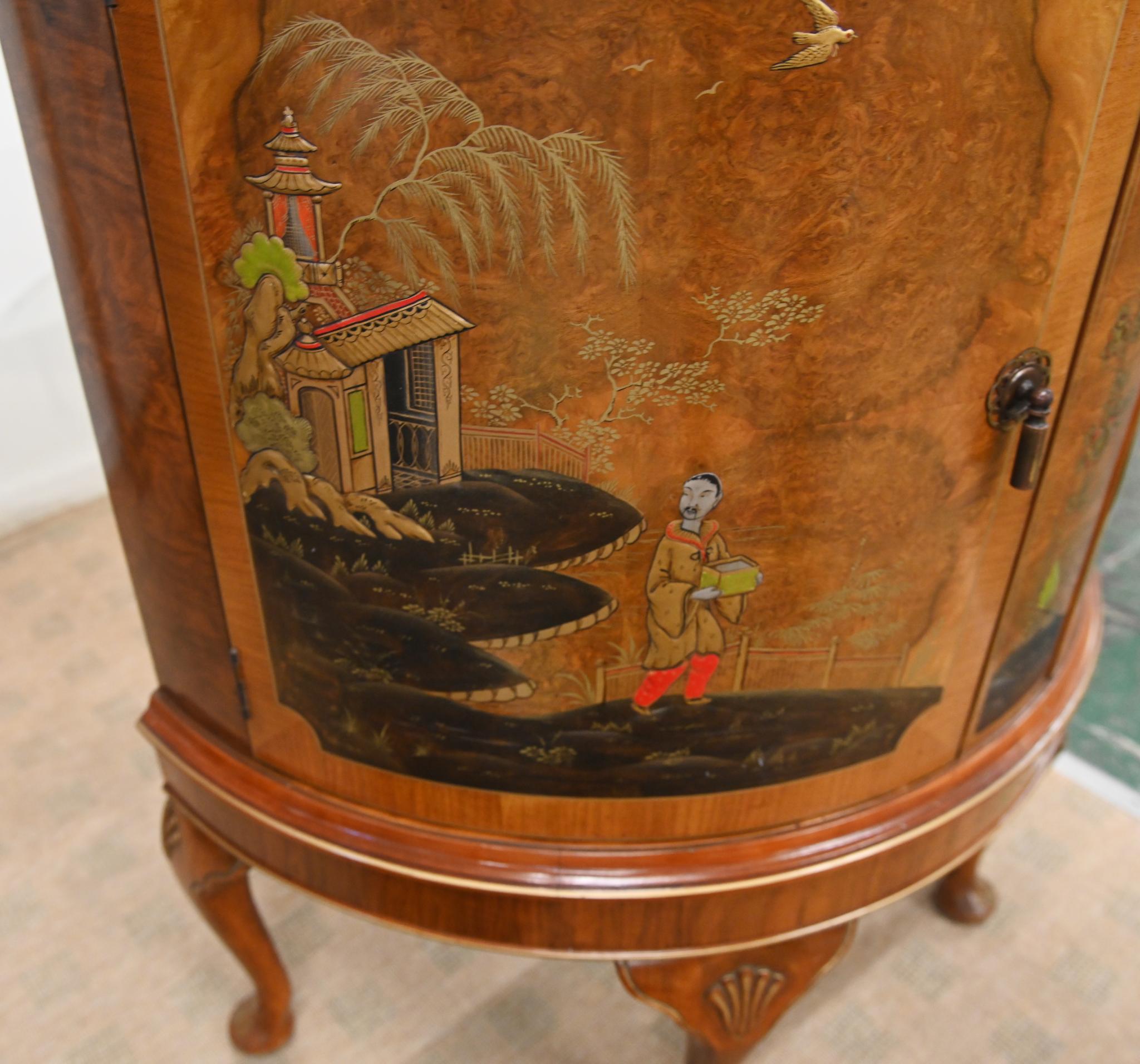 Noce Mobile laterale Queen Anne Cassapanca in noce Chinoiserie Northampton Co. in vendita