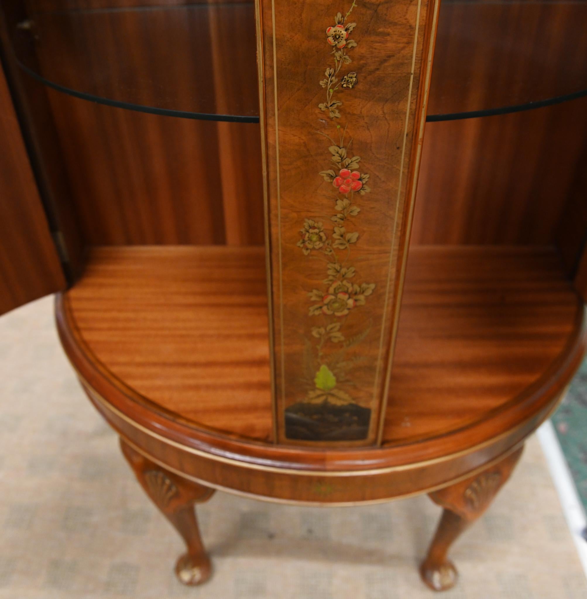 Mobile laterale Queen Anne Cassapanca in noce Chinoiserie Northampton Co. in vendita 1