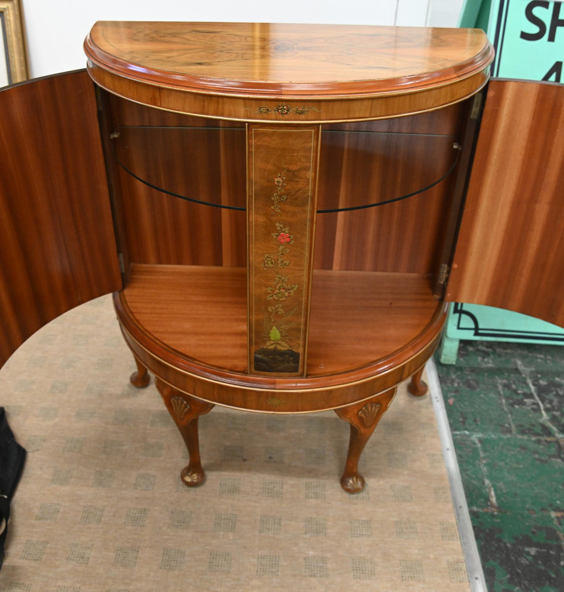 Mobile laterale Queen Anne Cassapanca in noce Chinoiserie Northampton Co. in vendita 3