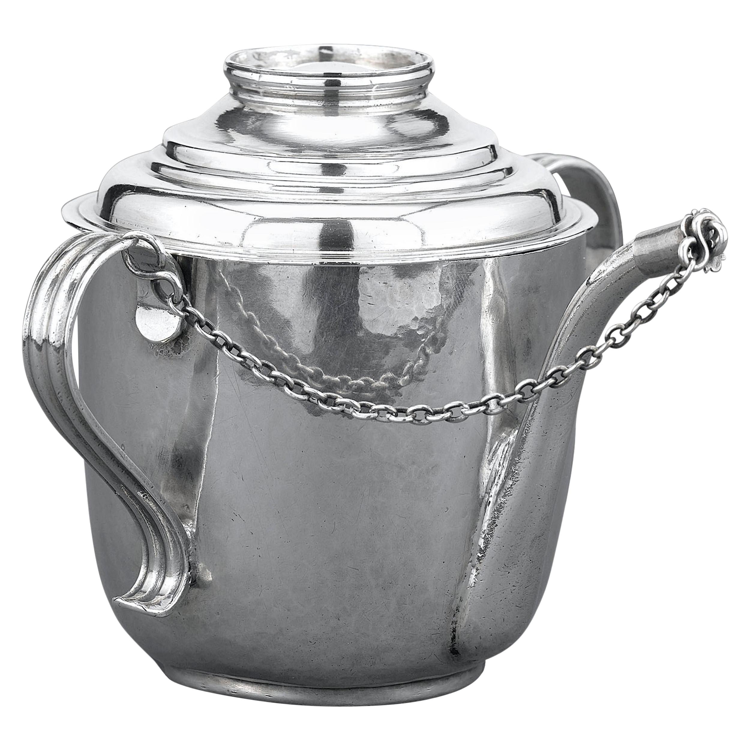 Tasse d'alimentation Queen Anne en argent par John East en vente