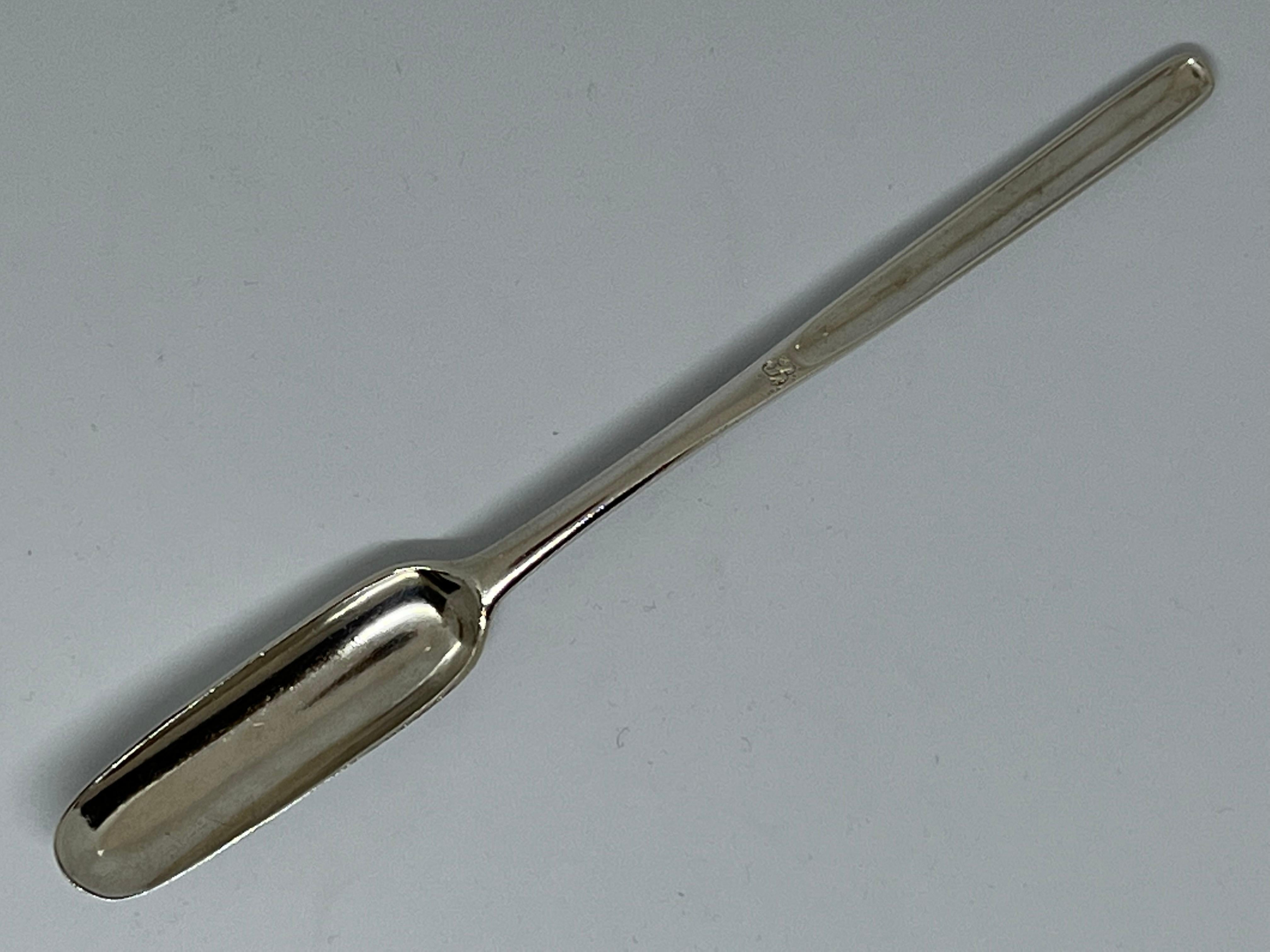Queen Anne silver marrow scoop.

An early eighteenth-century Britannia Standard (0.958/1000) silver marrow scoop.

John Clifton. London, 1713.

Measures: Length: 20cm. 
Weight: 40 grams.

Condition: Very nice condition. In excess of 300