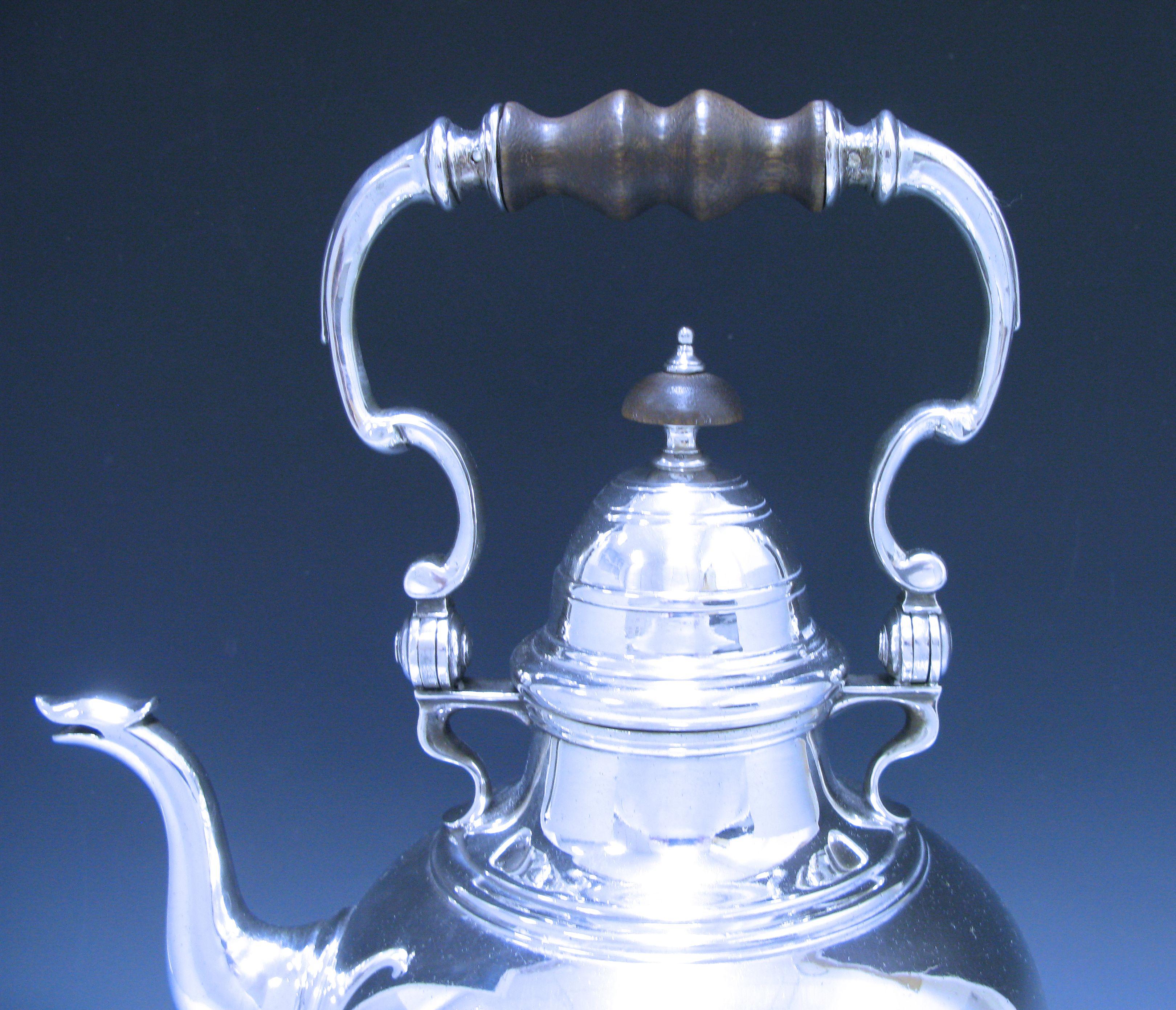 Queen Anne Silver Tea Kettle on Stand by William Fleming in 1710 In Good Condition For Sale In London, GB