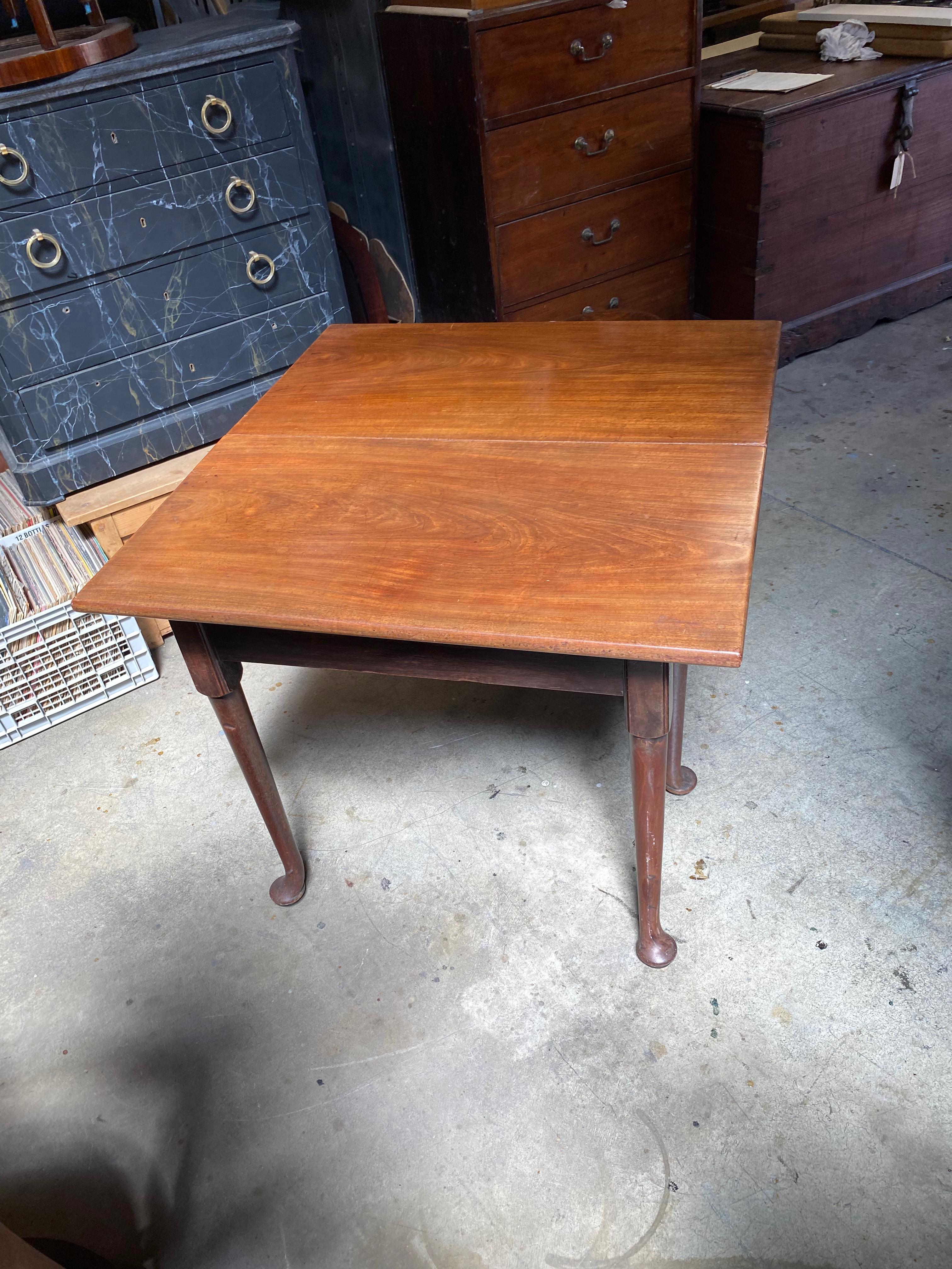 English Queen Anne Singular Drop-Leaf Table with Single Drawer For Sale