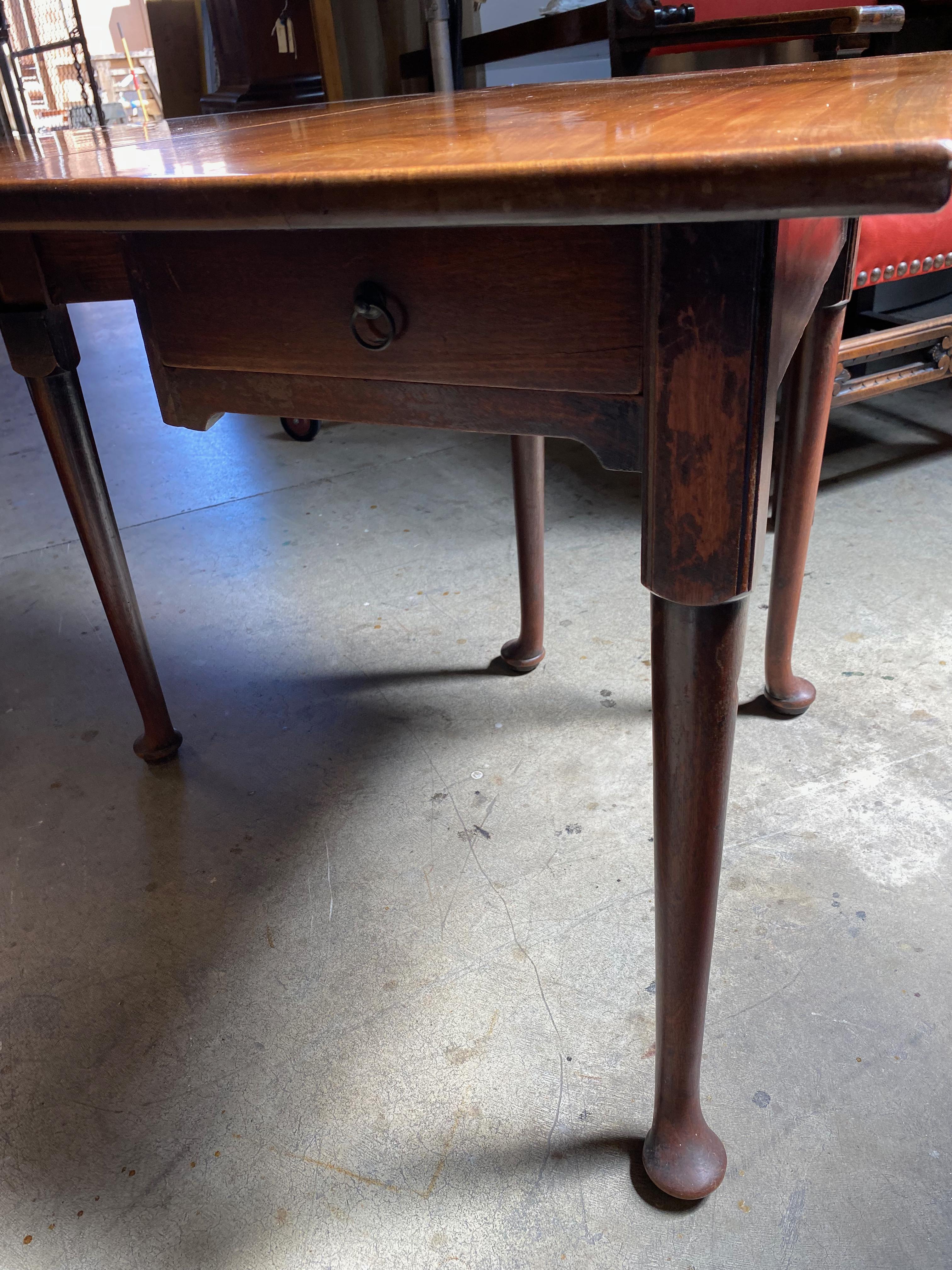 Queen Anne Singular Drop-Leaf Table with Single Drawer In Good Condition For Sale In Los Angeles, CA