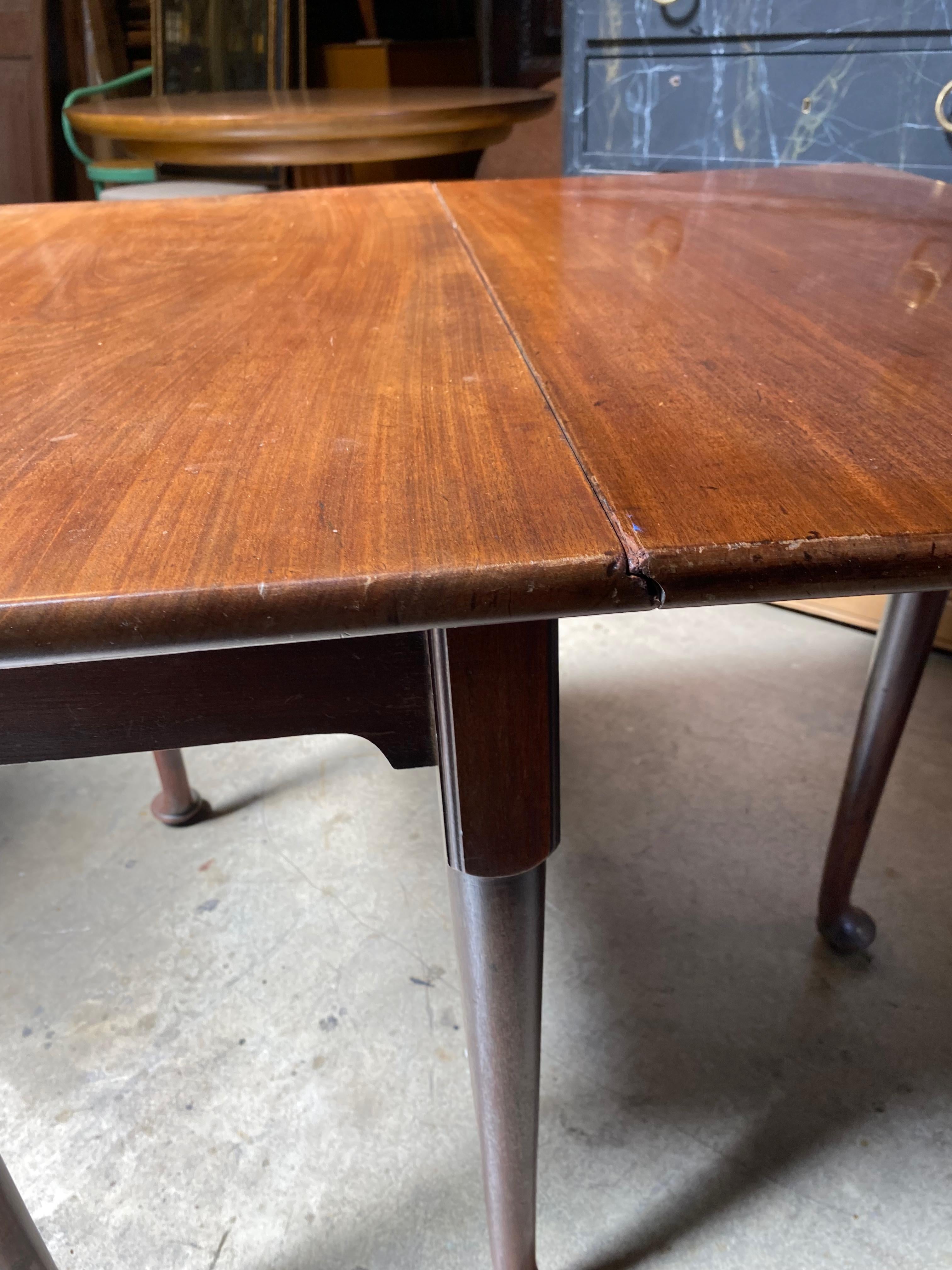 18th Century Queen Anne Singular Drop-Leaf Table with Single Drawer For Sale