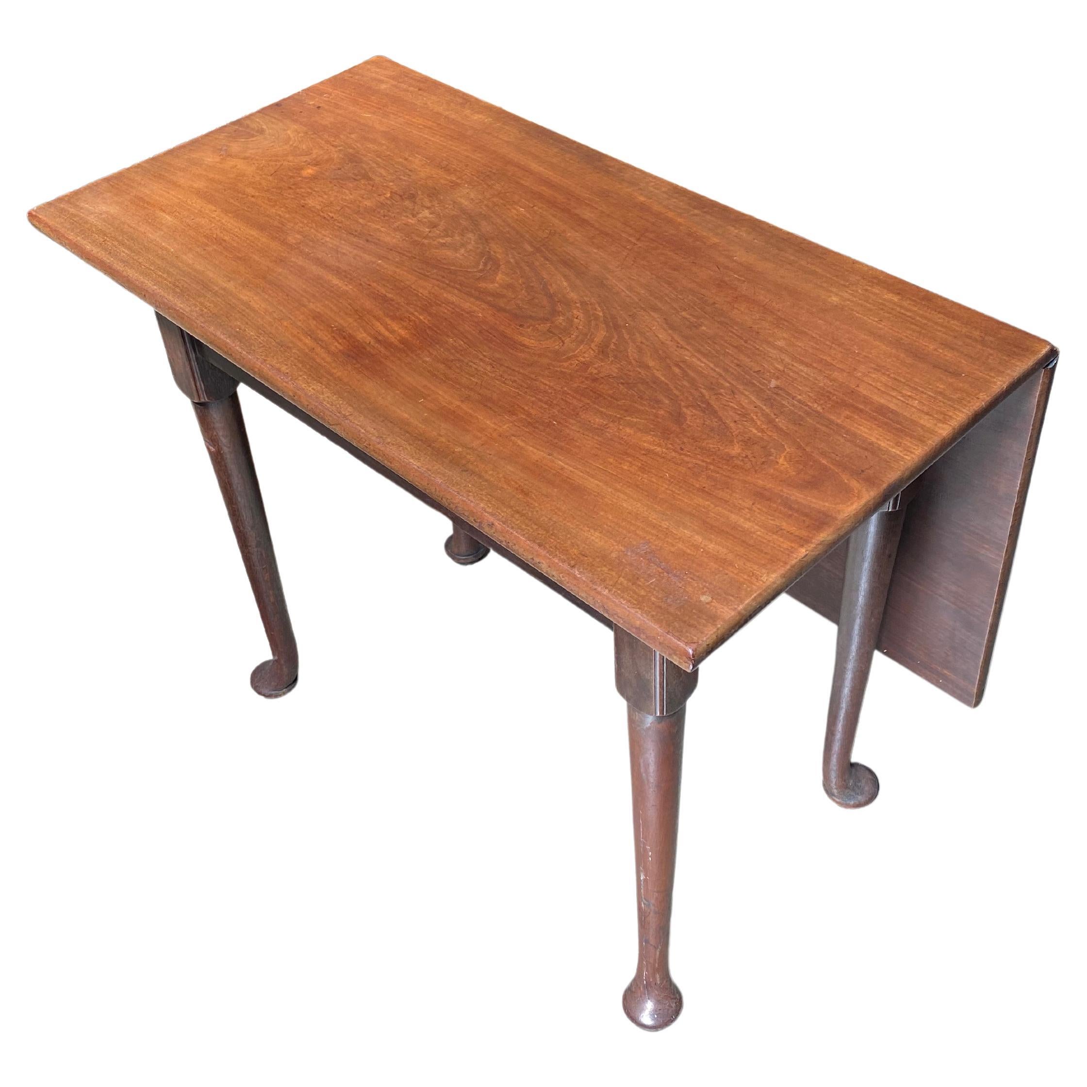 Queen Anne Singular Drop-Leaf Table with Single Drawer For Sale