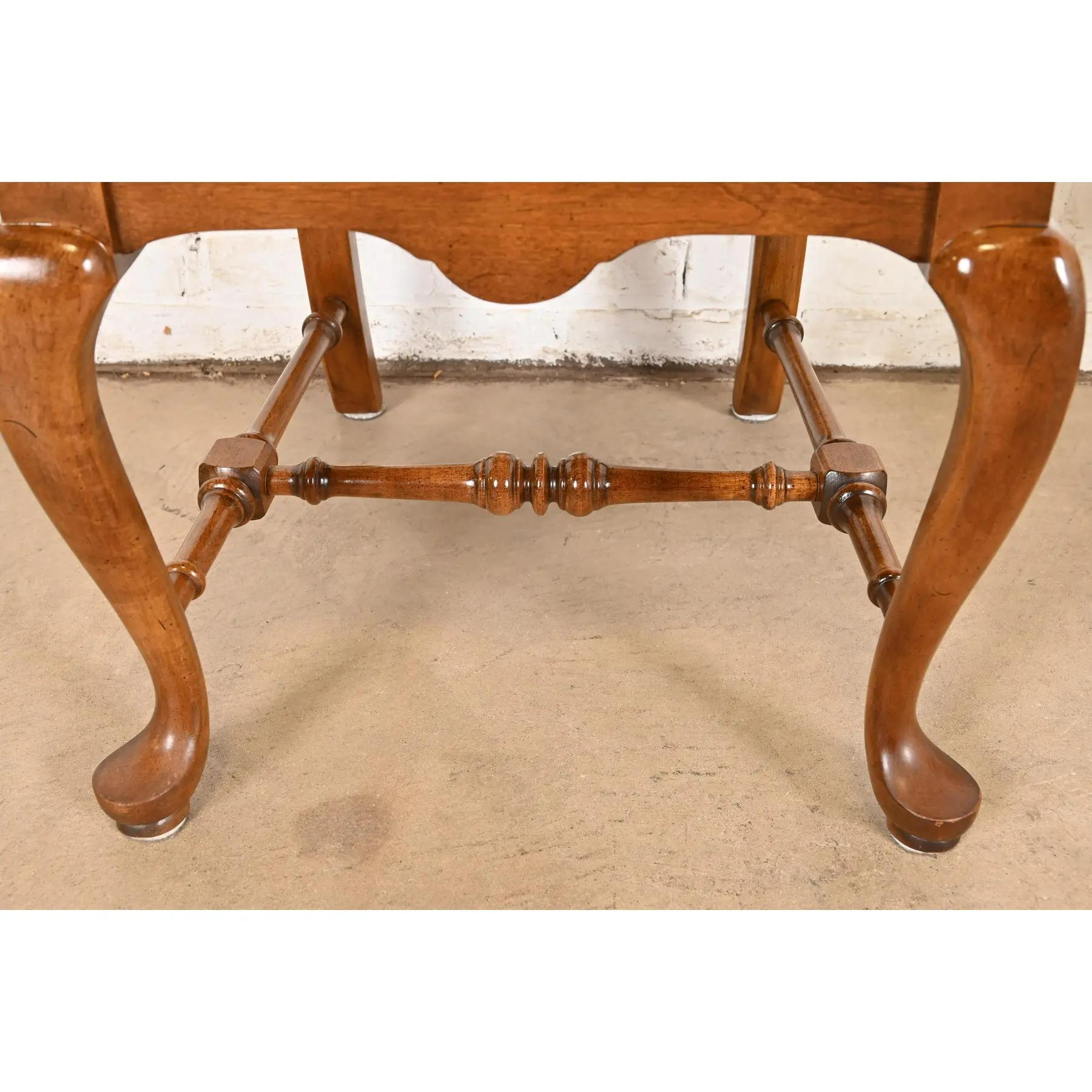 Queen Anne Massiv geschnitzte Ahorn Beistellstühle oder Esszimmerstühle, Paar im Angebot 2