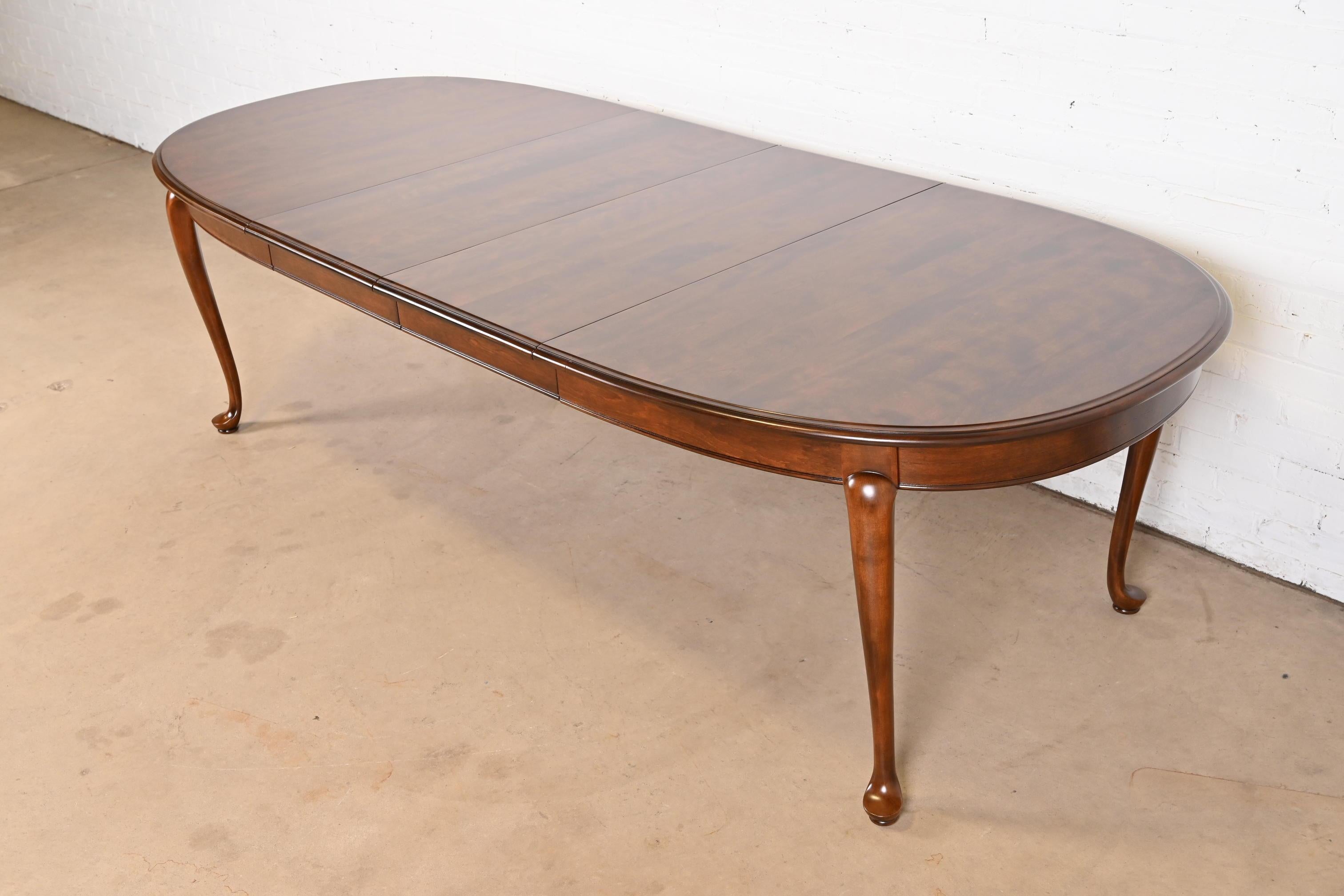 A gorgeous Queen Anne style solid cherry wood extension dining table

USA, Circa 1970s

Measures: 64