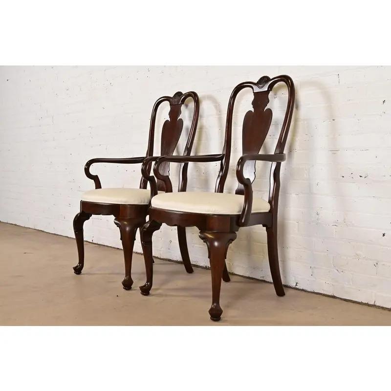 Queen Anne Solid Mahogany Armchairs or Dining Captain Chairs, Pair (amerikanisch) im Angebot