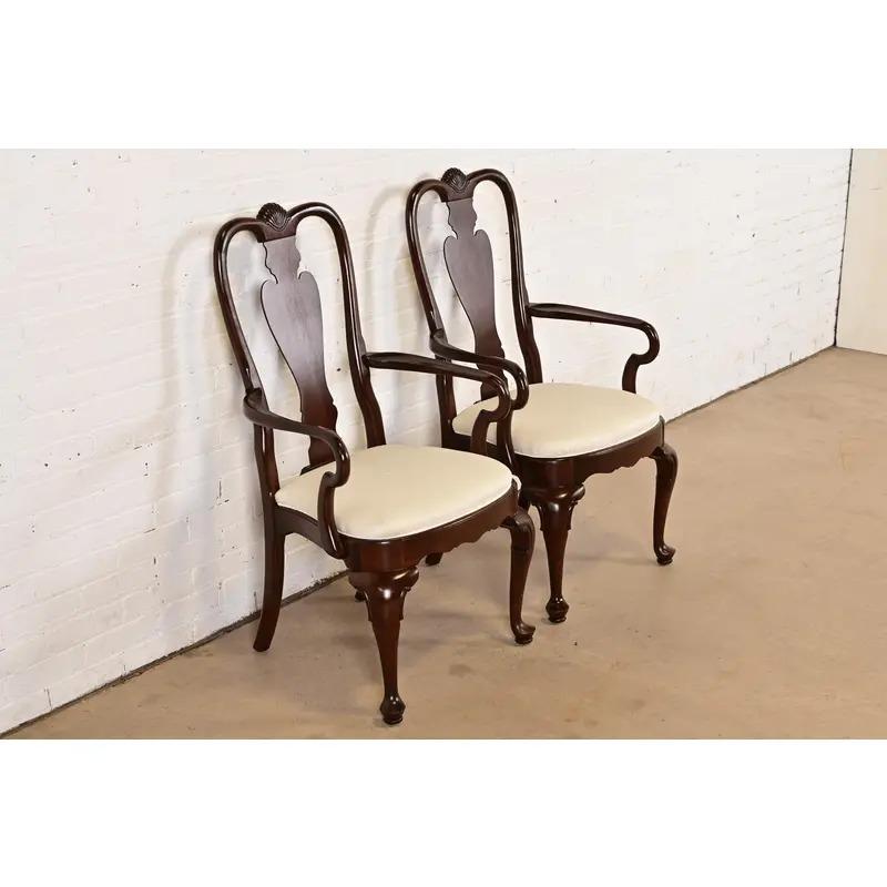 Queen Anne Solid Mahogany Armchairs or Dining Captain Chairs, Pair im Zustand „Gut“ im Angebot in South Bend, IN