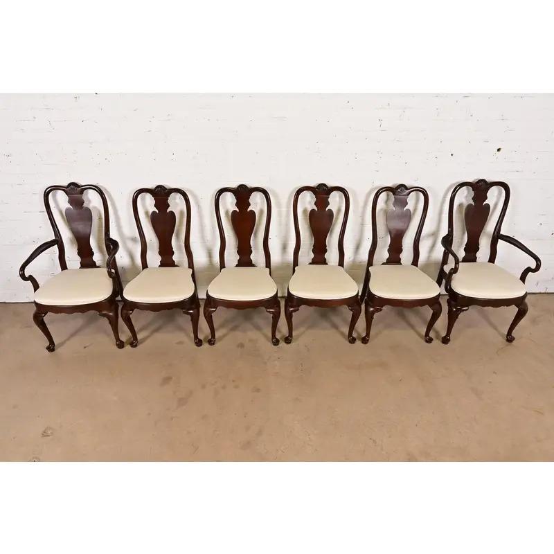 XX secolo Set di sei sedie da pranzo in mogano massiccio Queen Anne in vendita