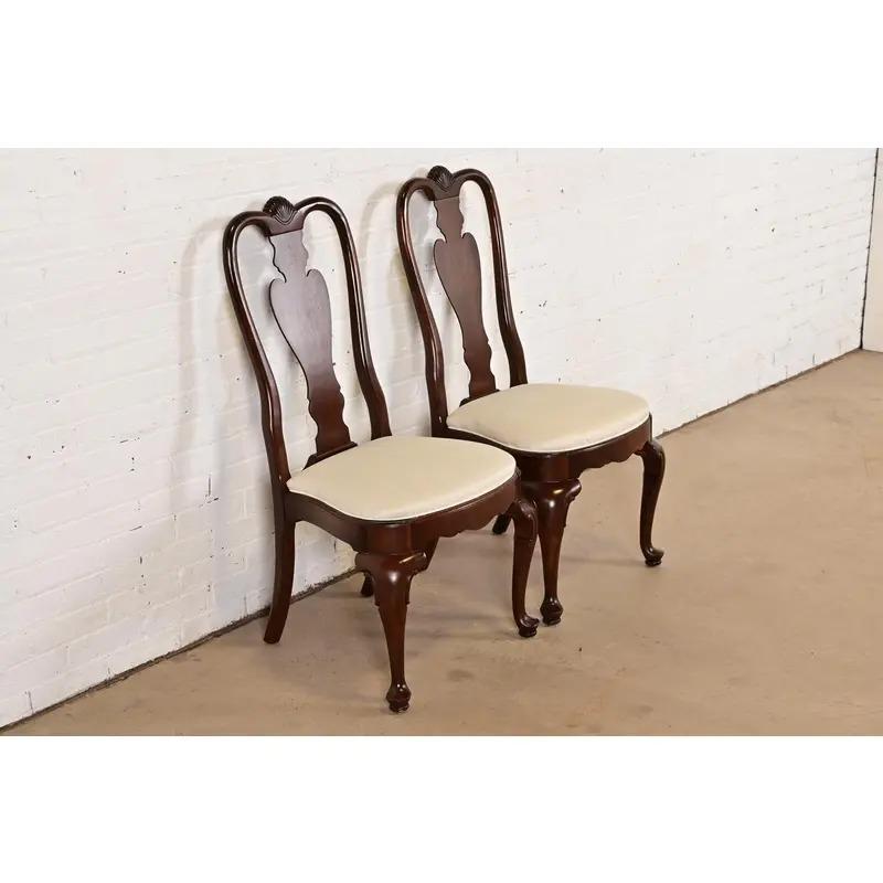 20ième siècle Queen Anne Solid Mahogany Side Chairs or Dining Chairs, Pair en vente
