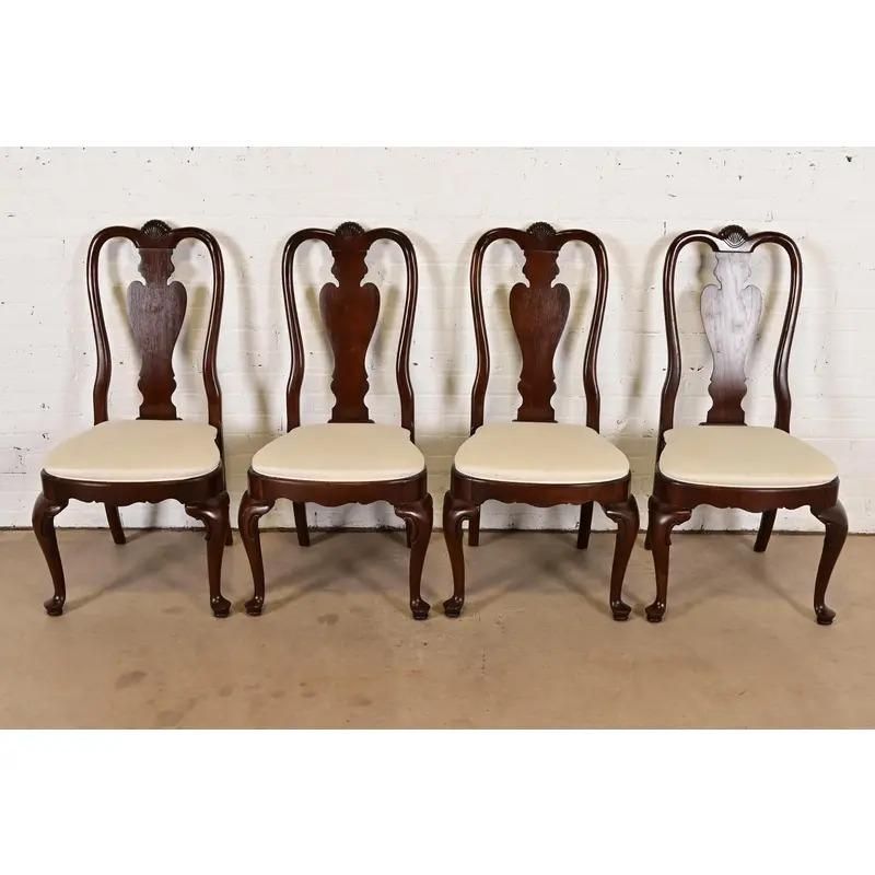 Americano Sedie laterali o da pranzo in mogano massiccio Queen Anne, set di quattro sedie in vendita