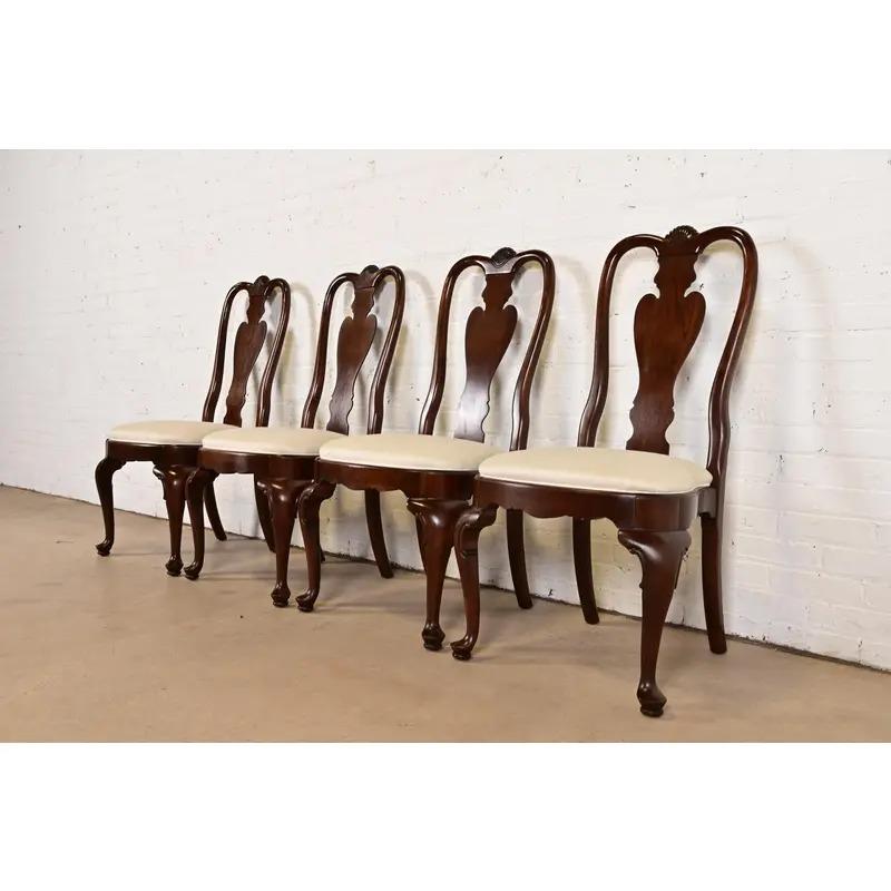 Sedie laterali o da pranzo in mogano massiccio Queen Anne, set di quattro sedie In condizioni buone in vendita a South Bend, IN