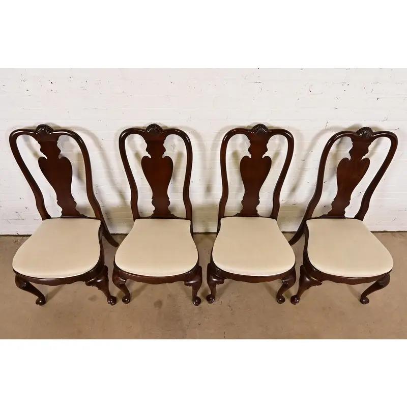 XX secolo Sedie laterali o da pranzo in mogano massiccio Queen Anne, set di quattro sedie in vendita