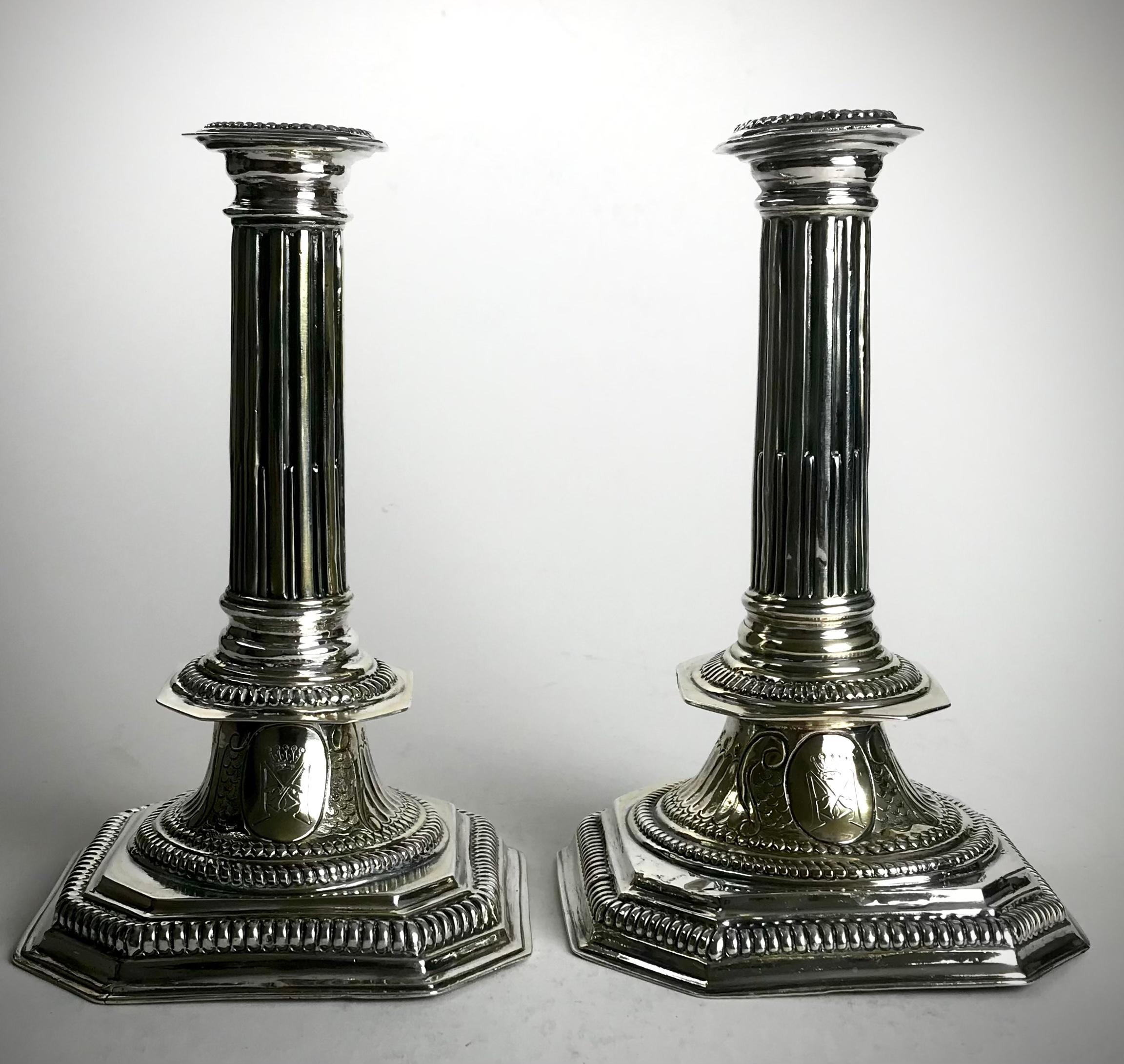 A magnificent pair of solid silver sterling candlesticks 

Hallmarked for london 1705
Silversmith John Barnard 

Weight 609 grams 
Height 21.5 cm 

Square bases with chamfered edges supporting fluted columnar shafts.

A wonderful pair of early