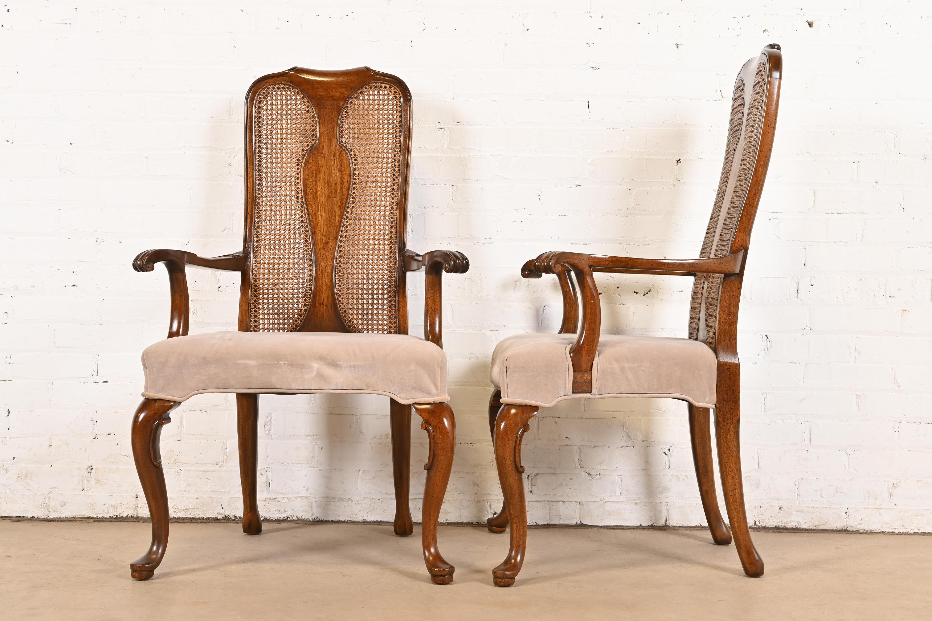 Chaises de salle à manger à haut dossier en noyer massif et canne par Mount Airy Furniture en vente 4