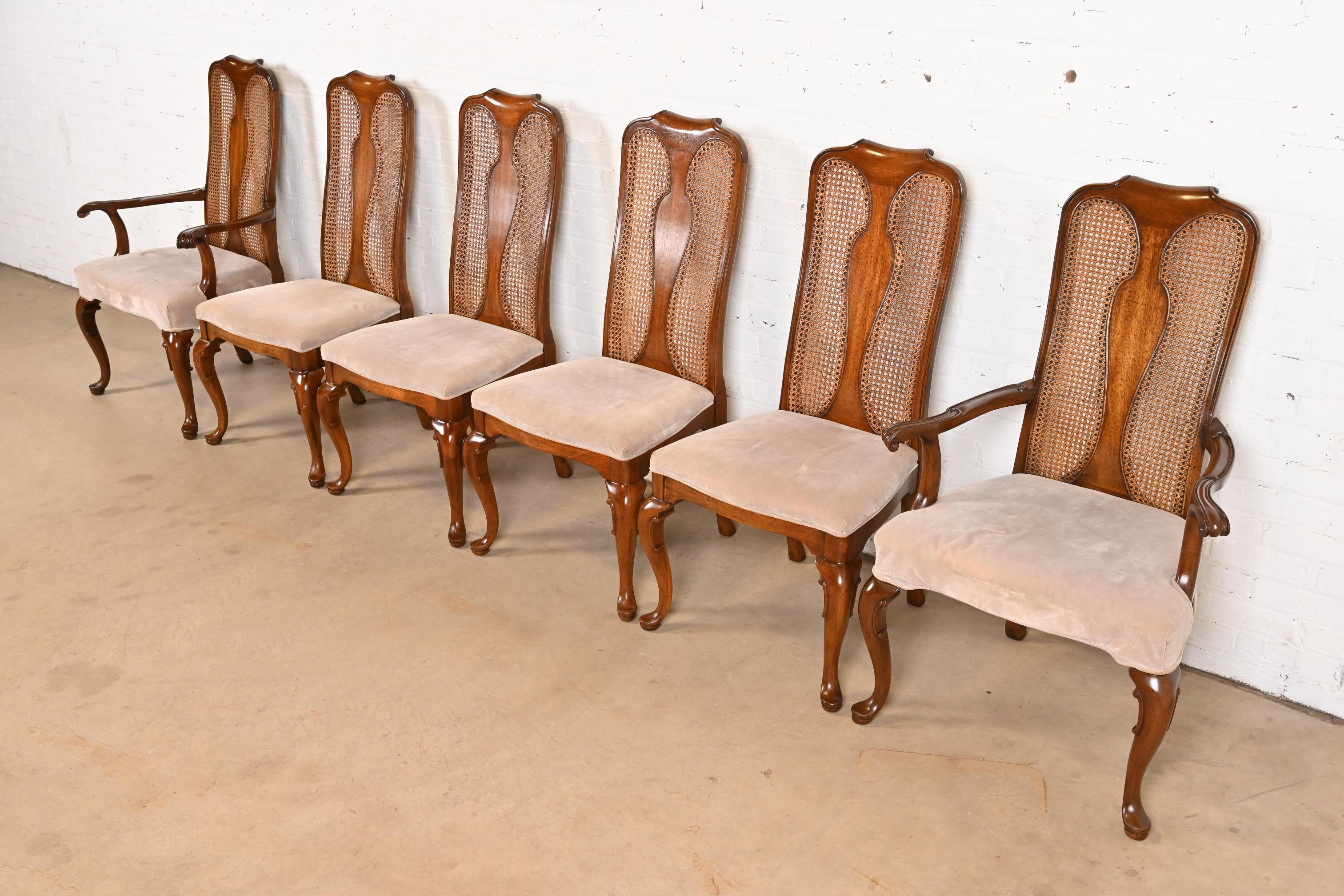 Ensemble exceptionnel de six chaises de salle à manger de style géorgien ou Queen Anne

Par Mount Airy Furniture Co.

USA, Circa 1980

Piétements en noyer massif sculpté, dossiers cannelés et assises tapissées de velours.

Mesures :
Chaises