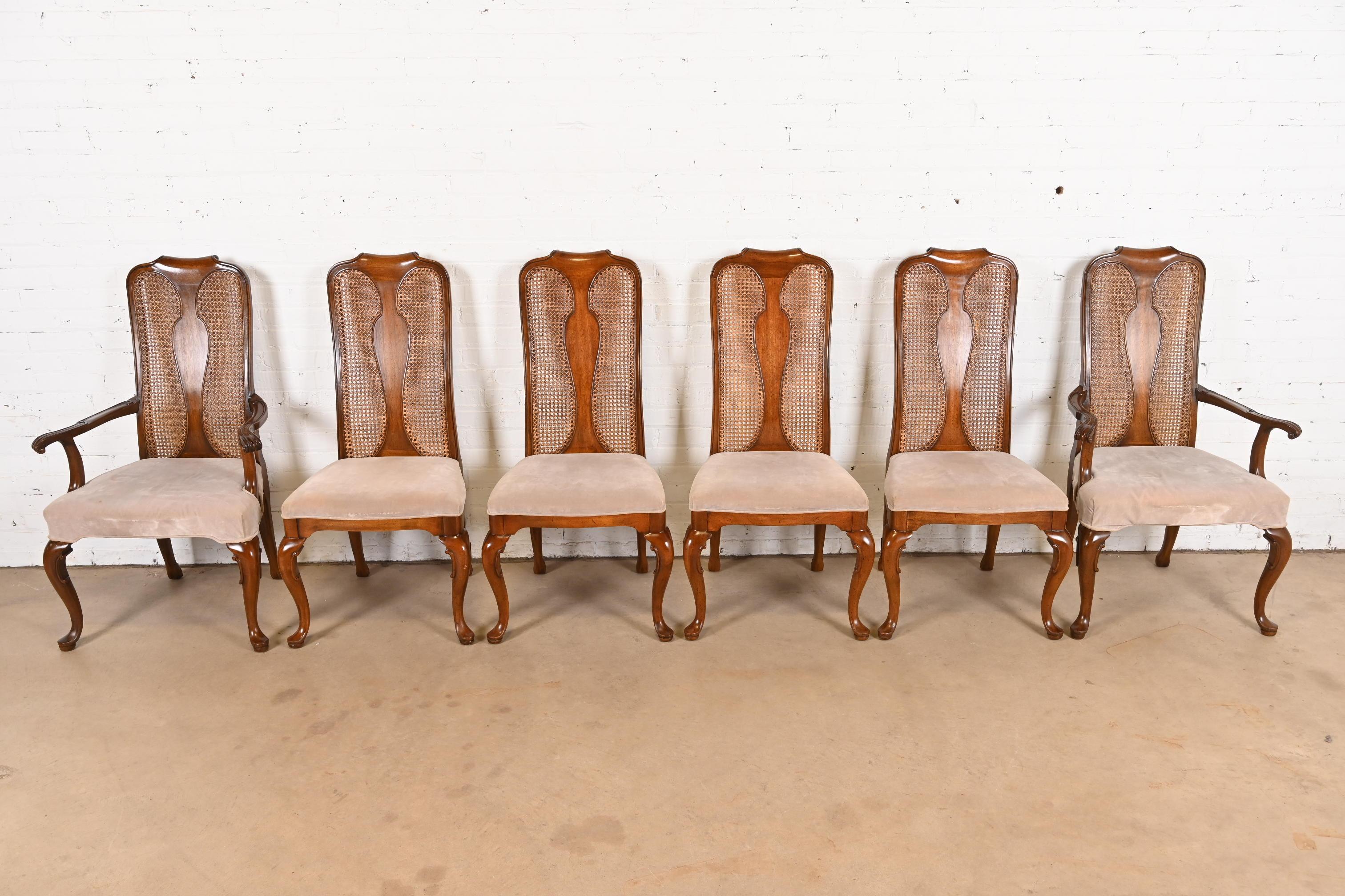 Queen Anne Chaises de salle à manger à haut dossier en noyer massif et canne par Mount Airy Furniture en vente