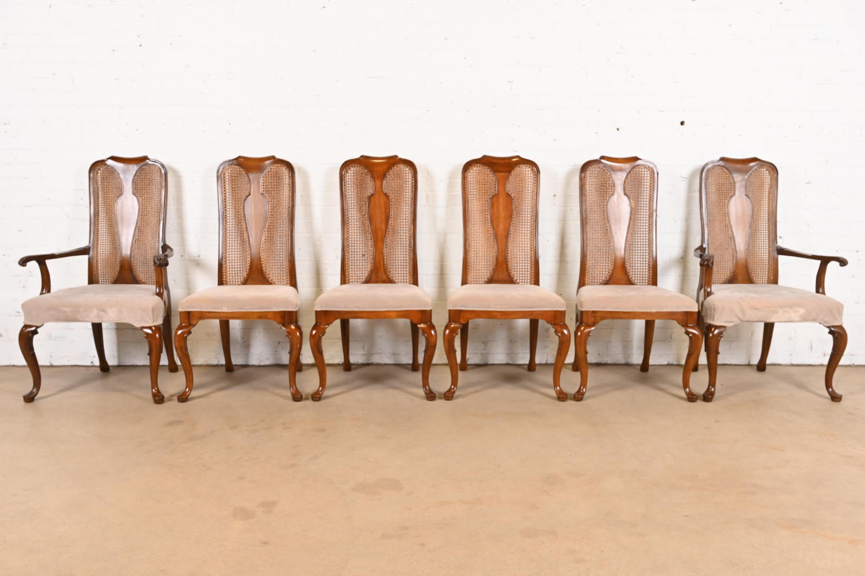 Américain Chaises de salle �à manger à haut dossier en noyer massif et canne par Mount Airy Furniture en vente