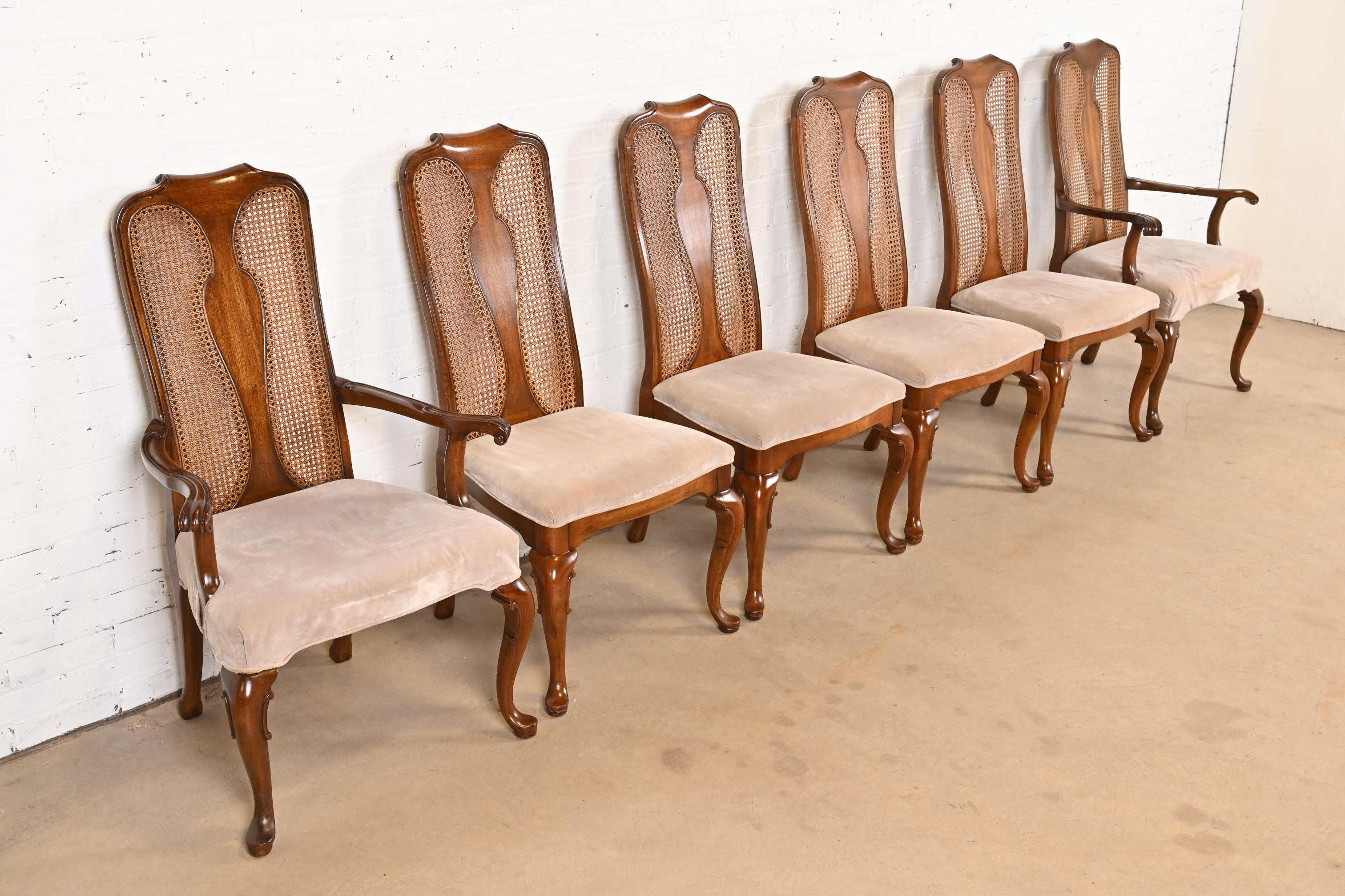 Chaises de salle à manger à haut dossier en noyer massif et canne par Mount Airy Furniture Bon état - En vente à South Bend, IN