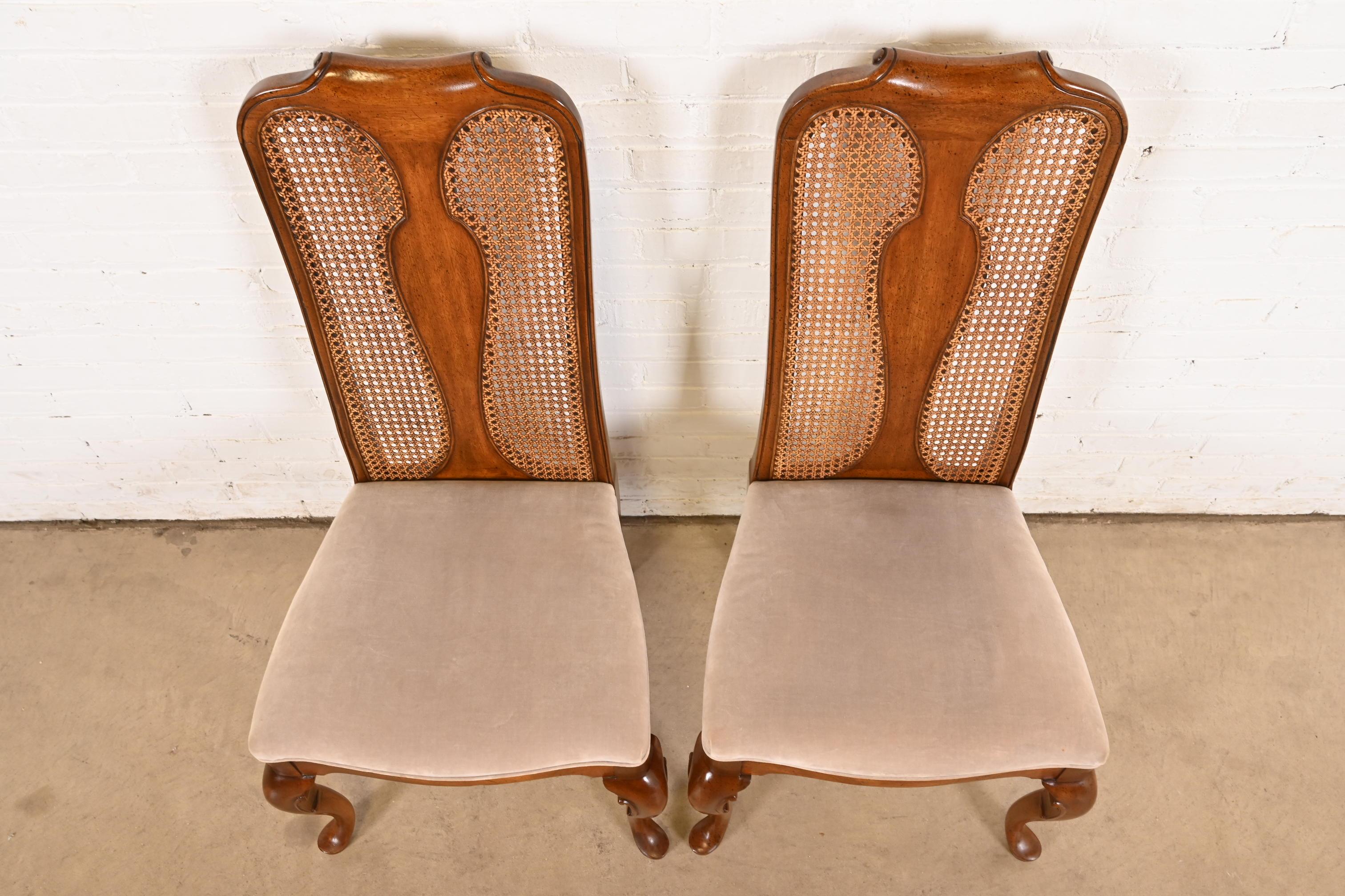 Fin du 20e siècle Chaises de salle à manger à haut dossier en noyer massif et canne par Mount Airy Furniture en vente