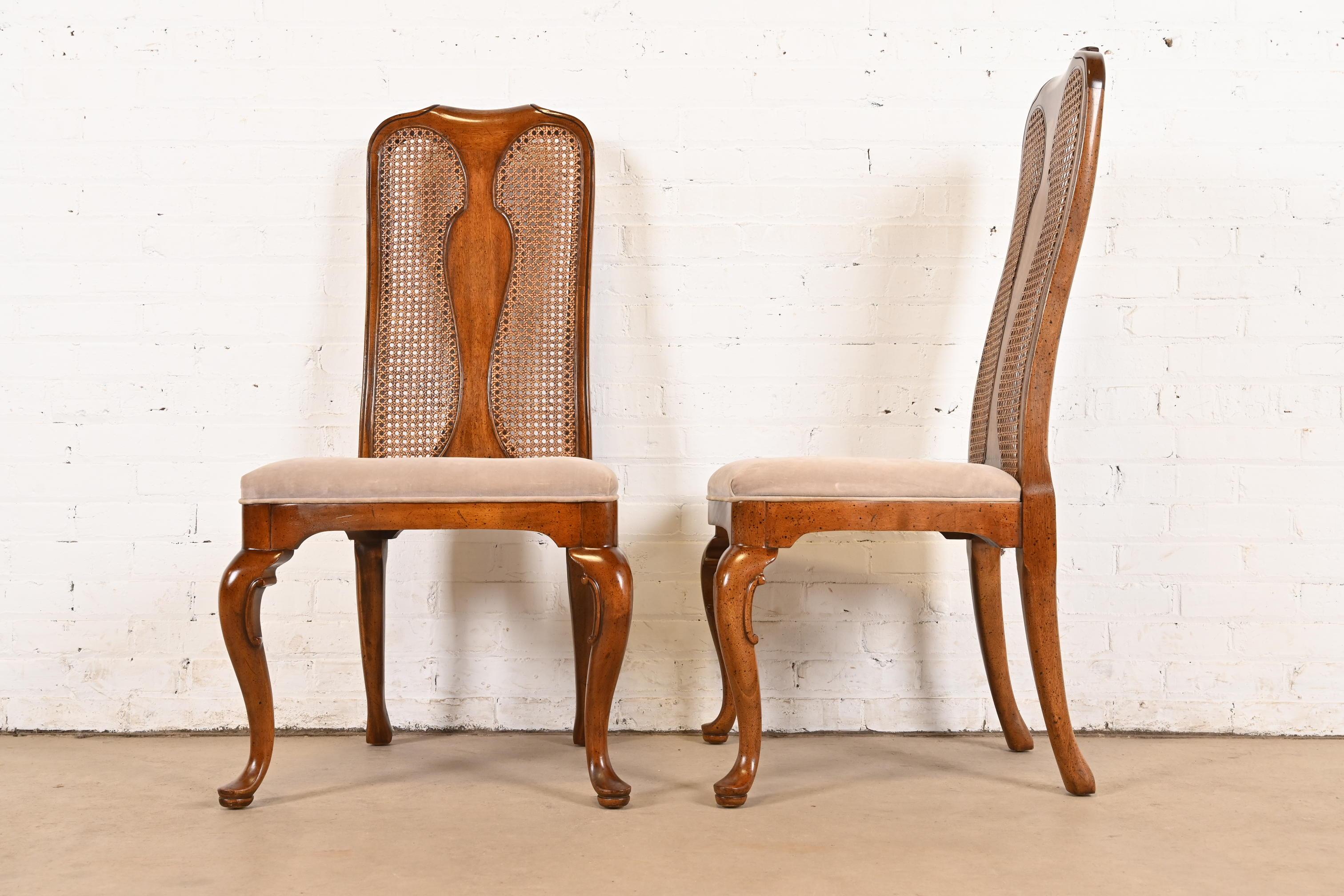 Tissu d'ameublement Chaises de salle à manger à haut dossier en noyer massif et canne par Mount Airy Furniture en vente