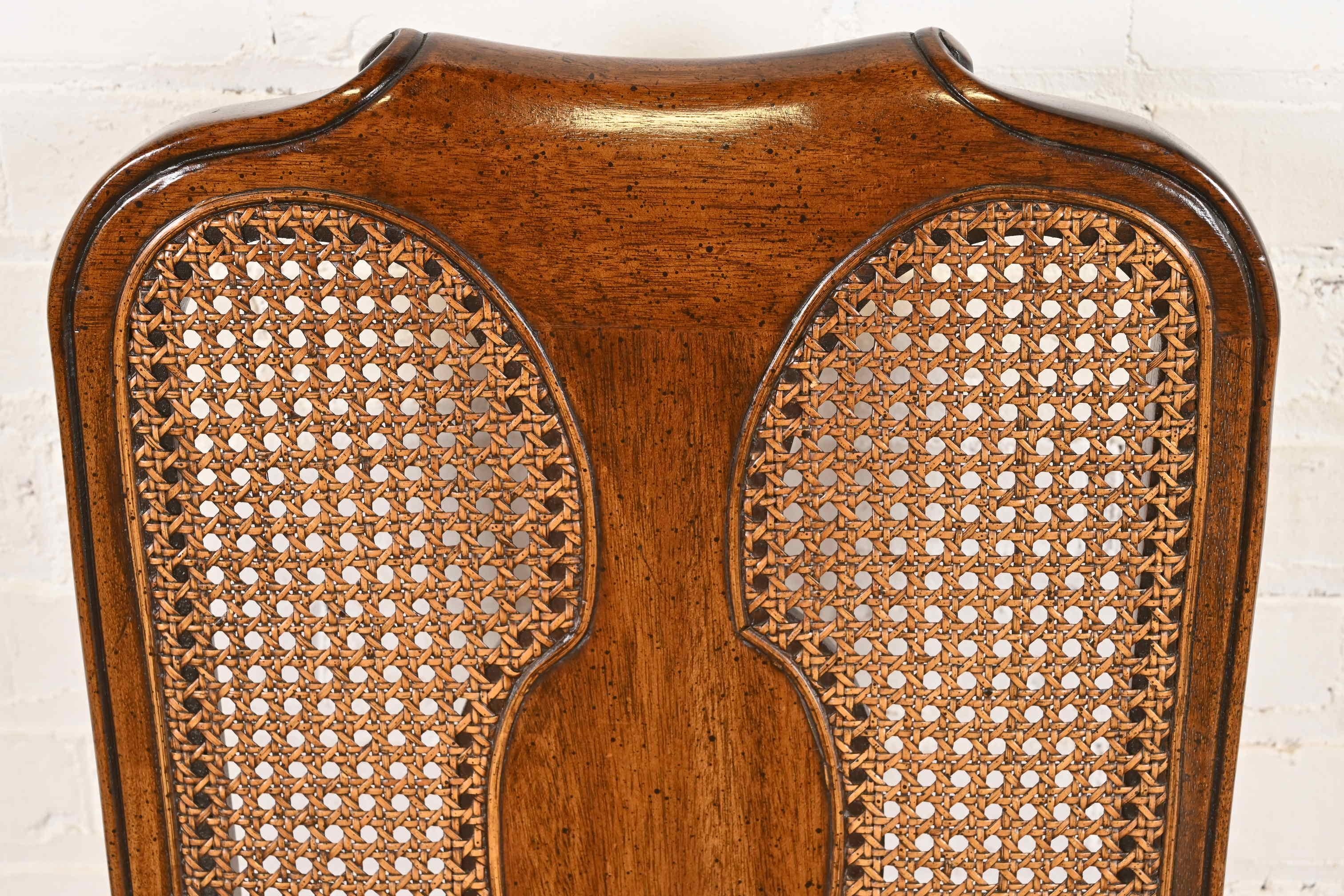 Chaises de salle à manger à haut dossier en noyer massif et canne par Mount Airy Furniture en vente 1