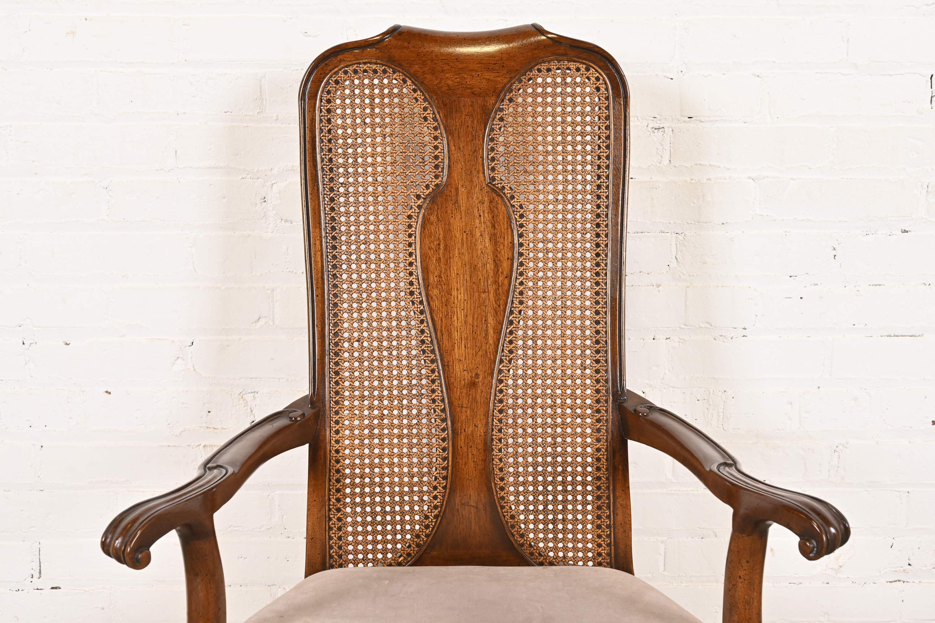 Chaises de salle à manger à haut dossier en noyer massif et canne par Mount Airy Furniture en vente 2