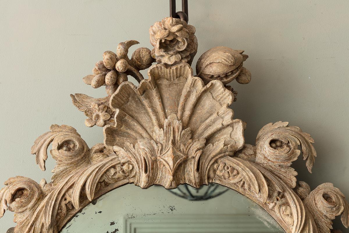 Miroir sculpté de style Queen Anne, peint en blanc sur pierre

Le cadre magnifiquement proportionné, sculpté d'une large crête de coquille Saint-Jacques, surmontée de fruits, de feuillages et de grenades sculptés, avec des détails d'acanthe