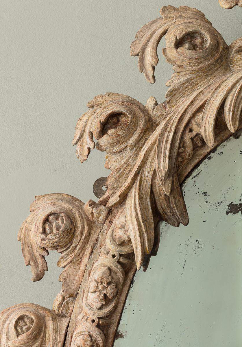 Sculpté Miroir sculpté peint en blanc Queen Anne Stone en vente