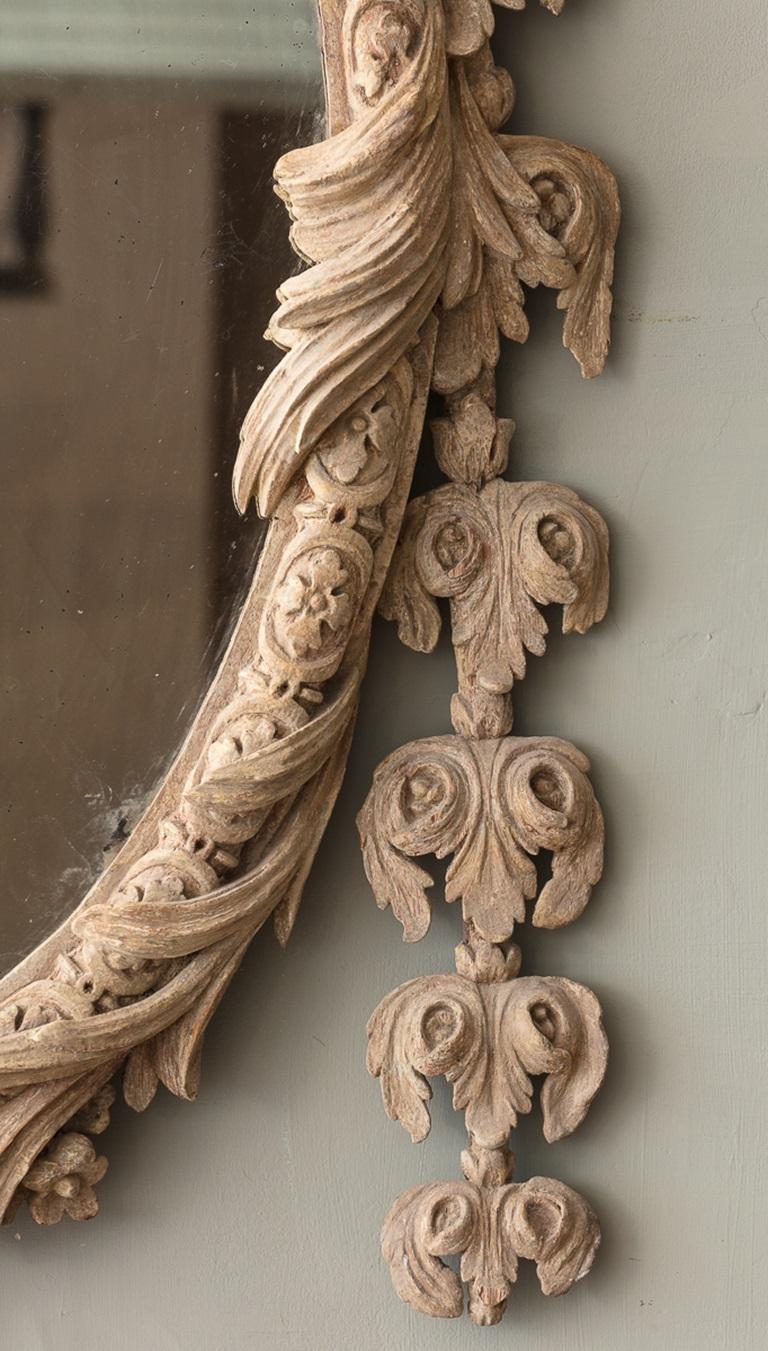 Miroir sculpté peint en blanc Queen Anne Stone Bon état - En vente à London, GB