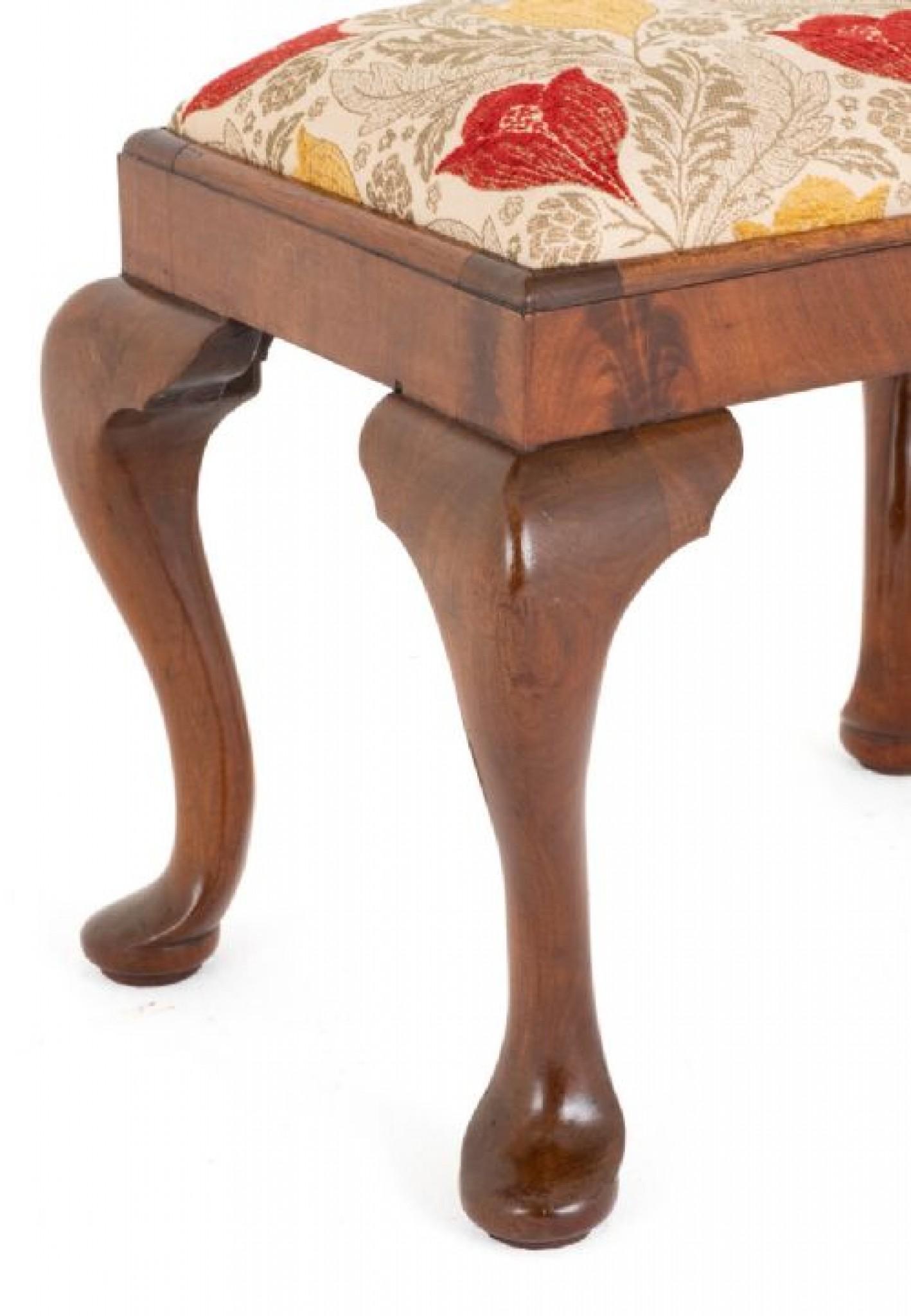Hocker aus Nussbaum im Queen-Anne-Stil.
Dieser Hocker steht auf typischen Queen Anne Beinen mit pad Füßen.
CIRCA 1920
Der Hocker verfügt über einen Lift Out Sitz, der kürzlich neu gepolstert wurde.
Präsentiert in gutem Zustand.
