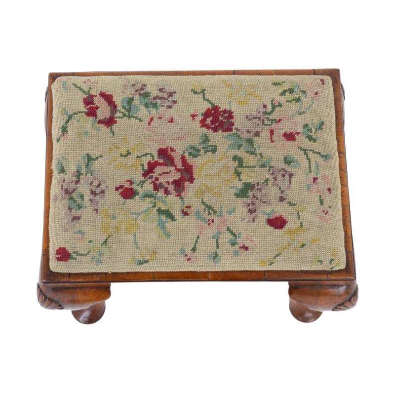 Hocker aus Nussbaum im Queen-Anne-Stil
CIRCA 1900
Dieser Hocker steht auf typischen Queen Anne Cabriole Beinen mit pad Füßen und geschnitzten Muscheln an den Knien
Der Fries des Hockers hat eine geformte Form
Wir liefern in jeden Winkel der Erde -