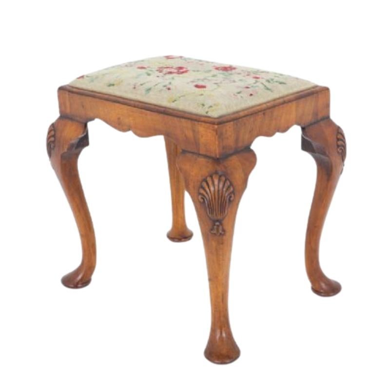 Queen Anne Hocker Walnuss Revival Sitz im Zustand „Gut“ im Angebot in Potters Bar, GB
